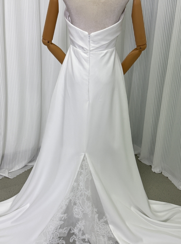 フランス風 ウェディングドレス ベアトップ 細見えシルエット 華やかなトレーン 流れる透け花レース 結婚式