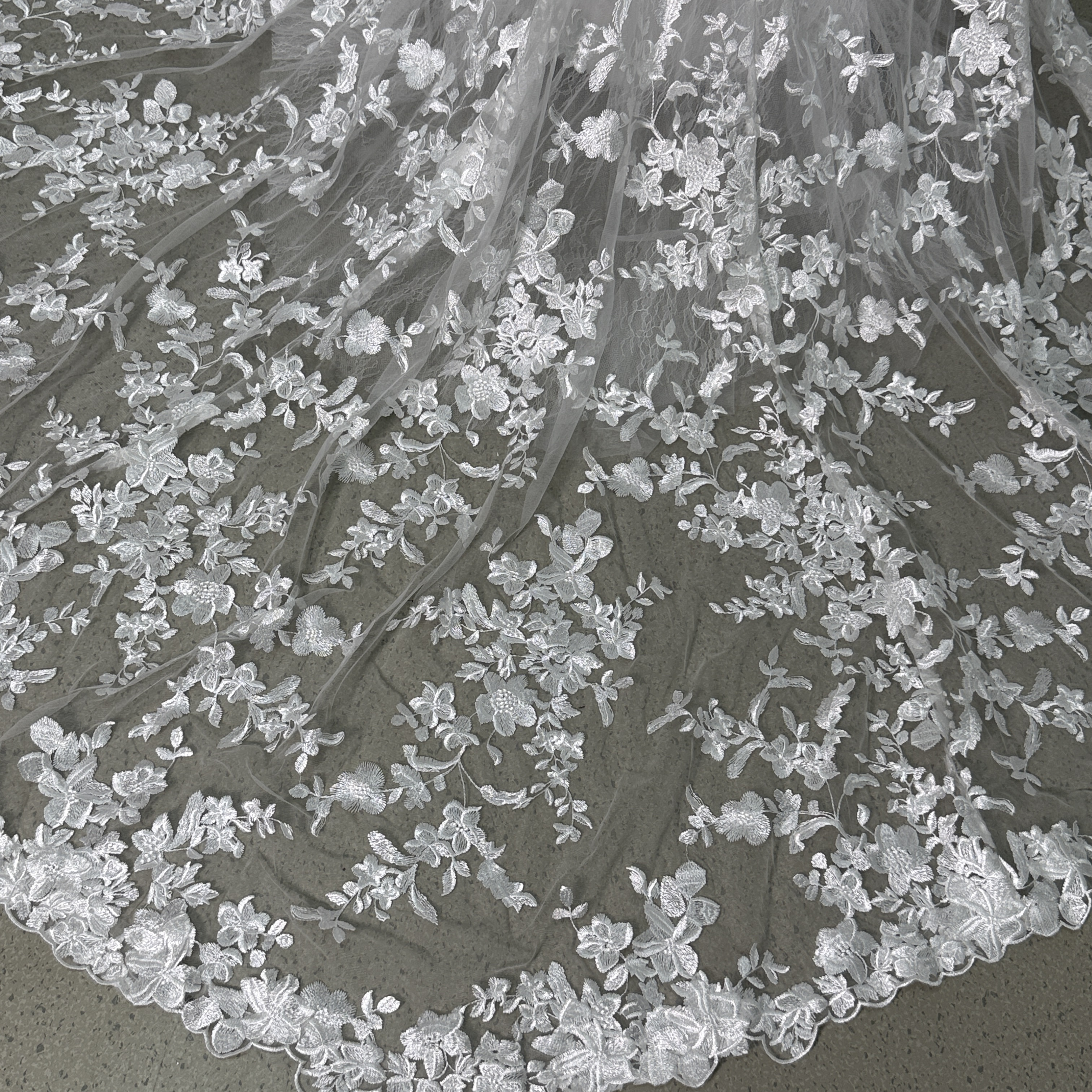 ウェディングドレス 贅沢な小花総レース キャミソール Vネック マーメイドライン 華やかなトレーン 披露宴