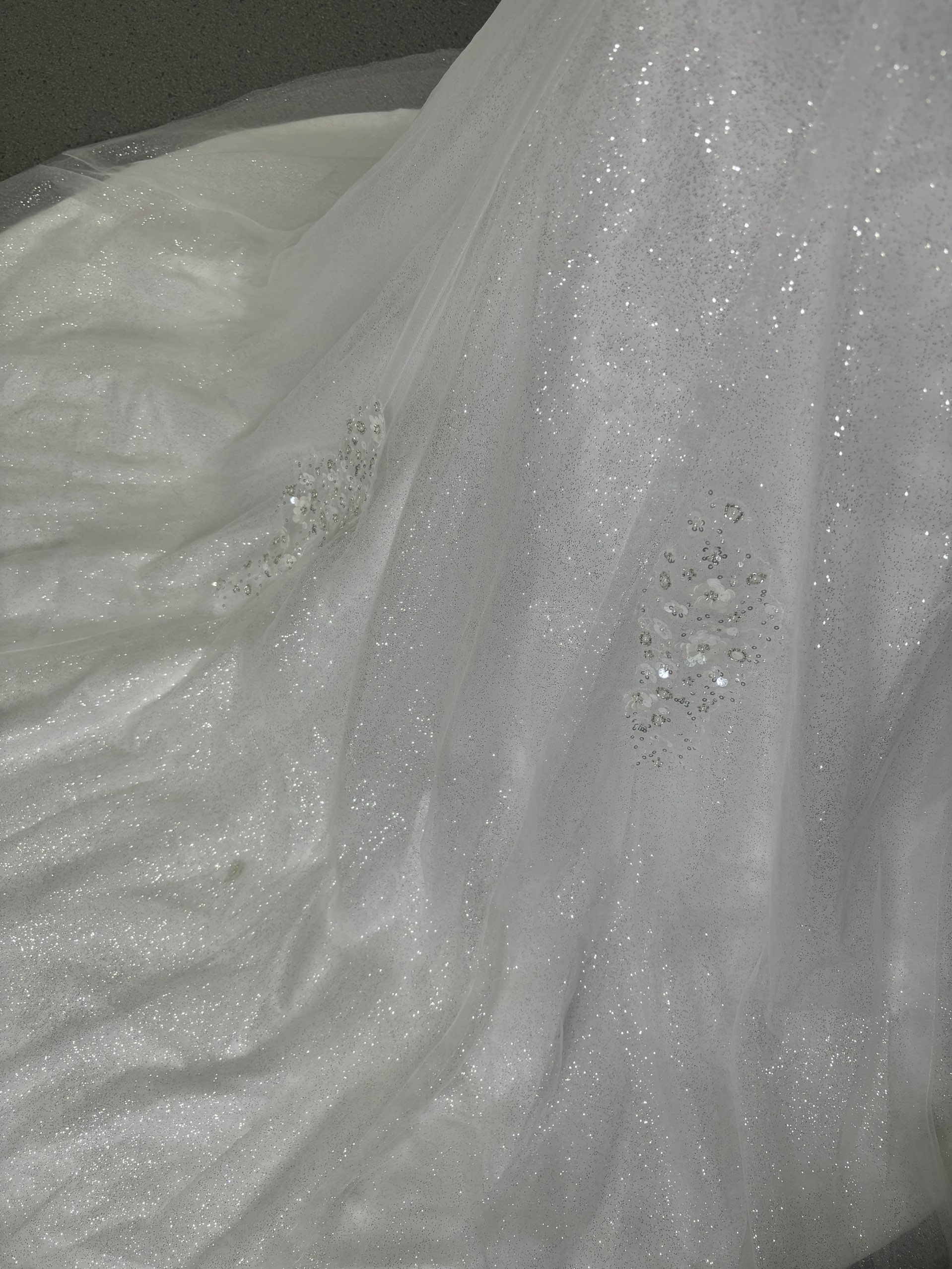 ウエディングドレス 3D立体レース刺繍 半袖 キラキラグリッターチュール マーメイドライン くるみボタン 結婚式