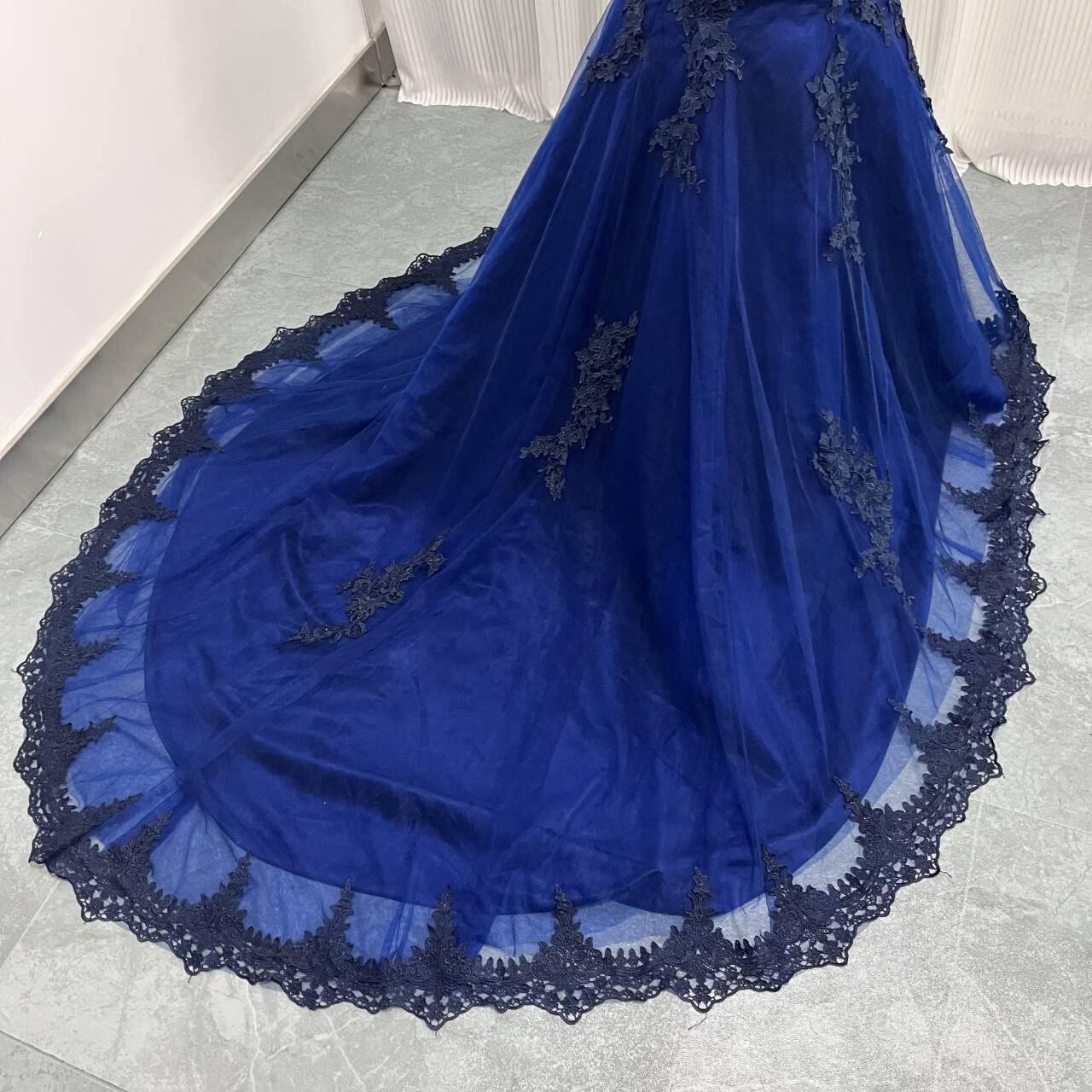 豪華！カラードレス ネイビー ベアトップ マーメイドライン 繊細レース 挙式/結婚式/披露宴 華やかなトレーン