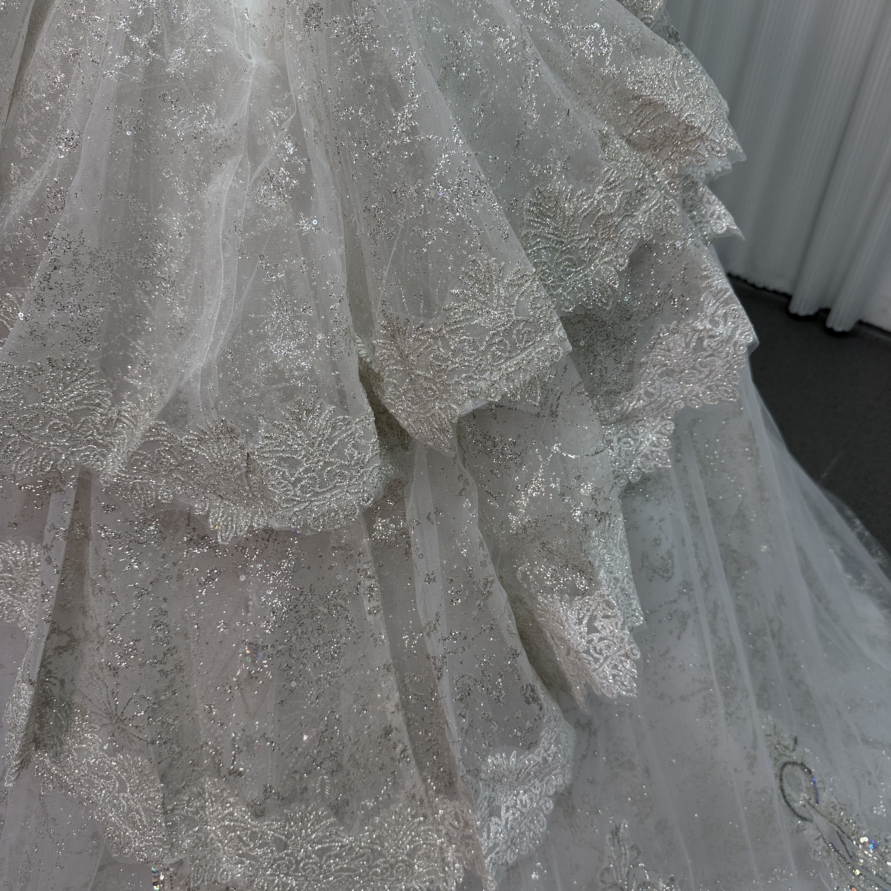 ウエディングドレス オフショルダー キラキラスパンコール キラキラ光る刺繍 プリンセスライン 編み上げ 結婚式