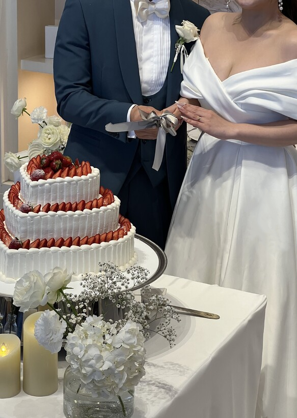 実例写真！エレガント ウエディングドレス オフショルダー ロイヤルサテン 編み上げ 短トレーン 結婚式