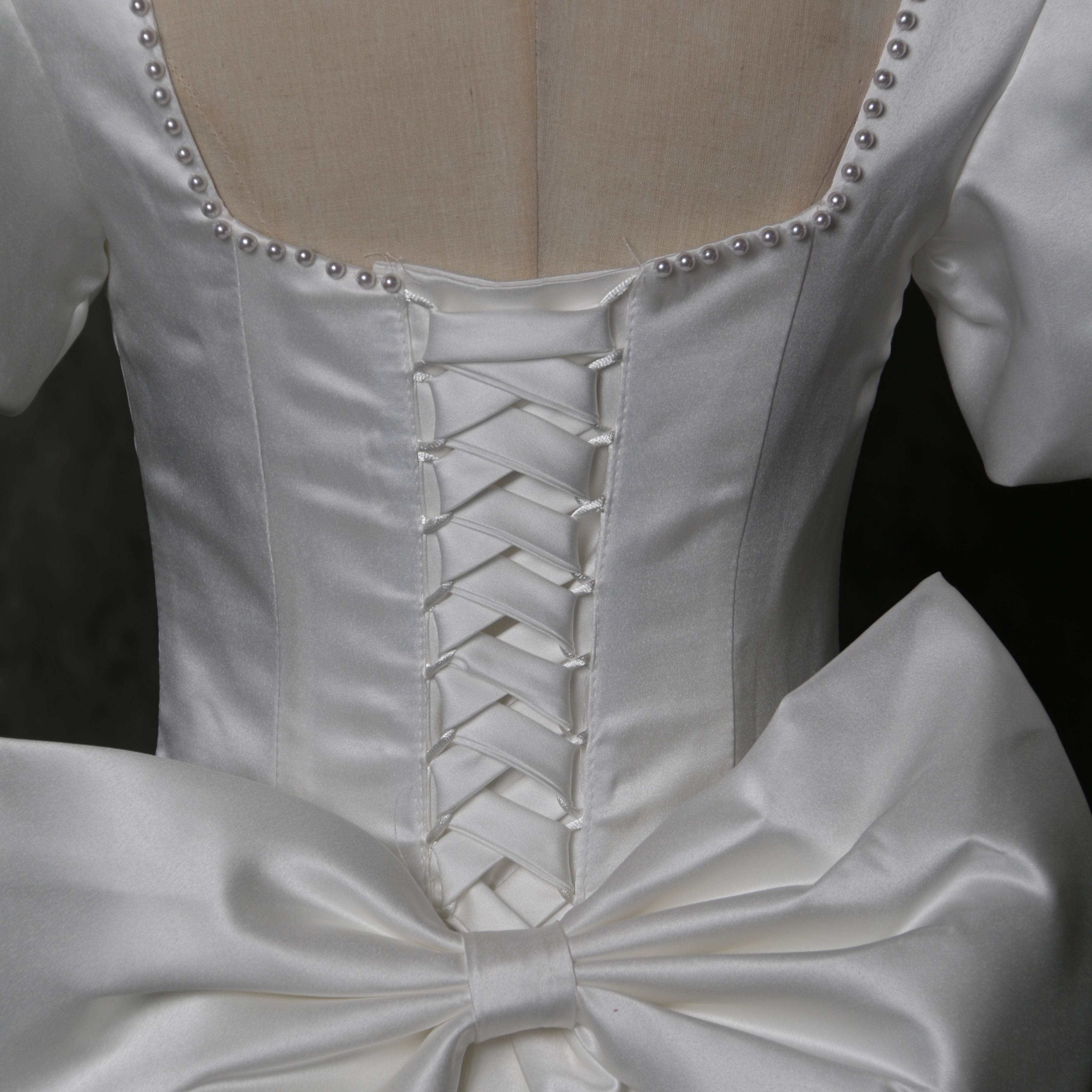 憧れのドレス ウエディングドレス オフホワイト パフスリーブ プリンセスライン 披露宴/挙式