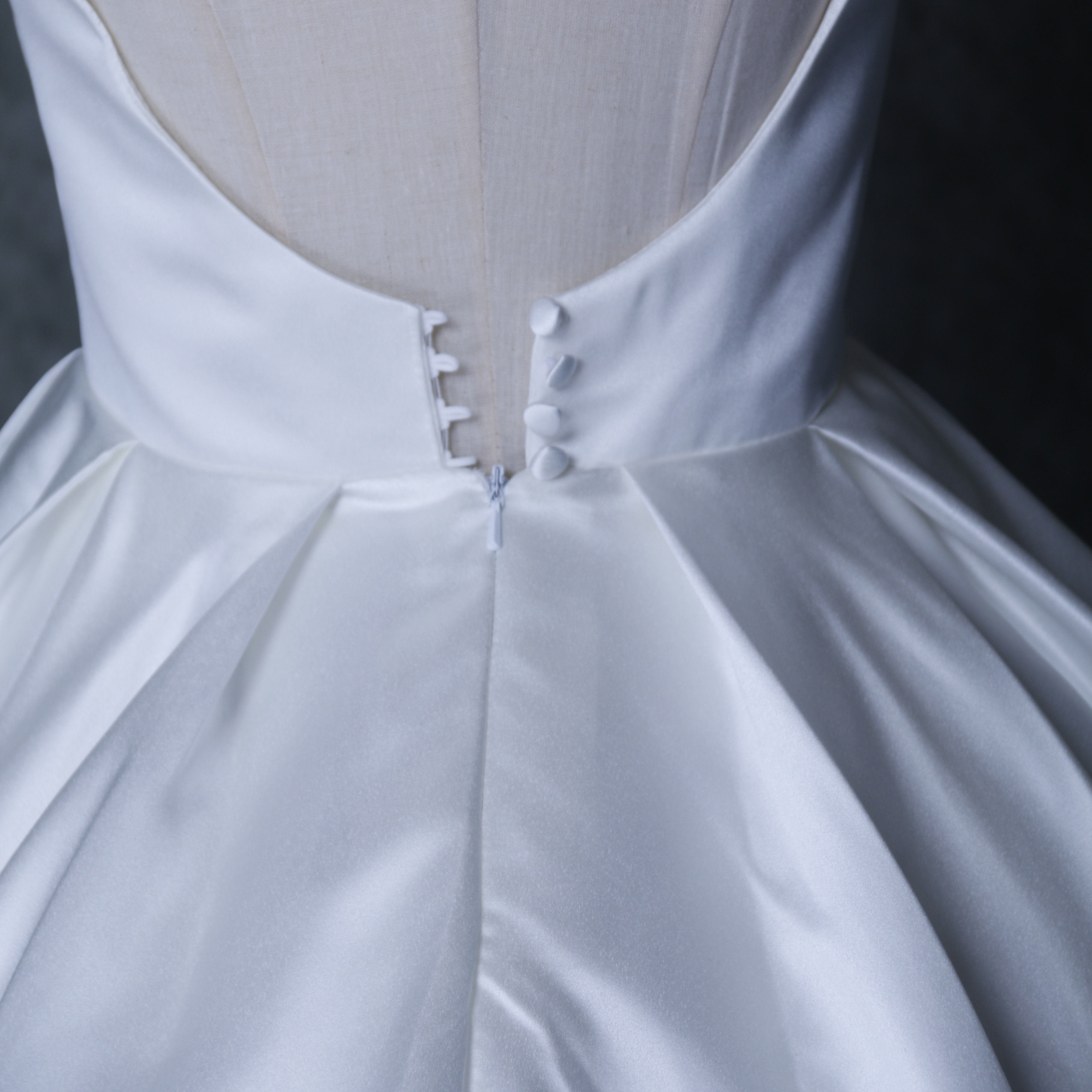 上品！ウエディングドレス アイボリー プリンセスライン 背中見せ 結婚式/披露宴