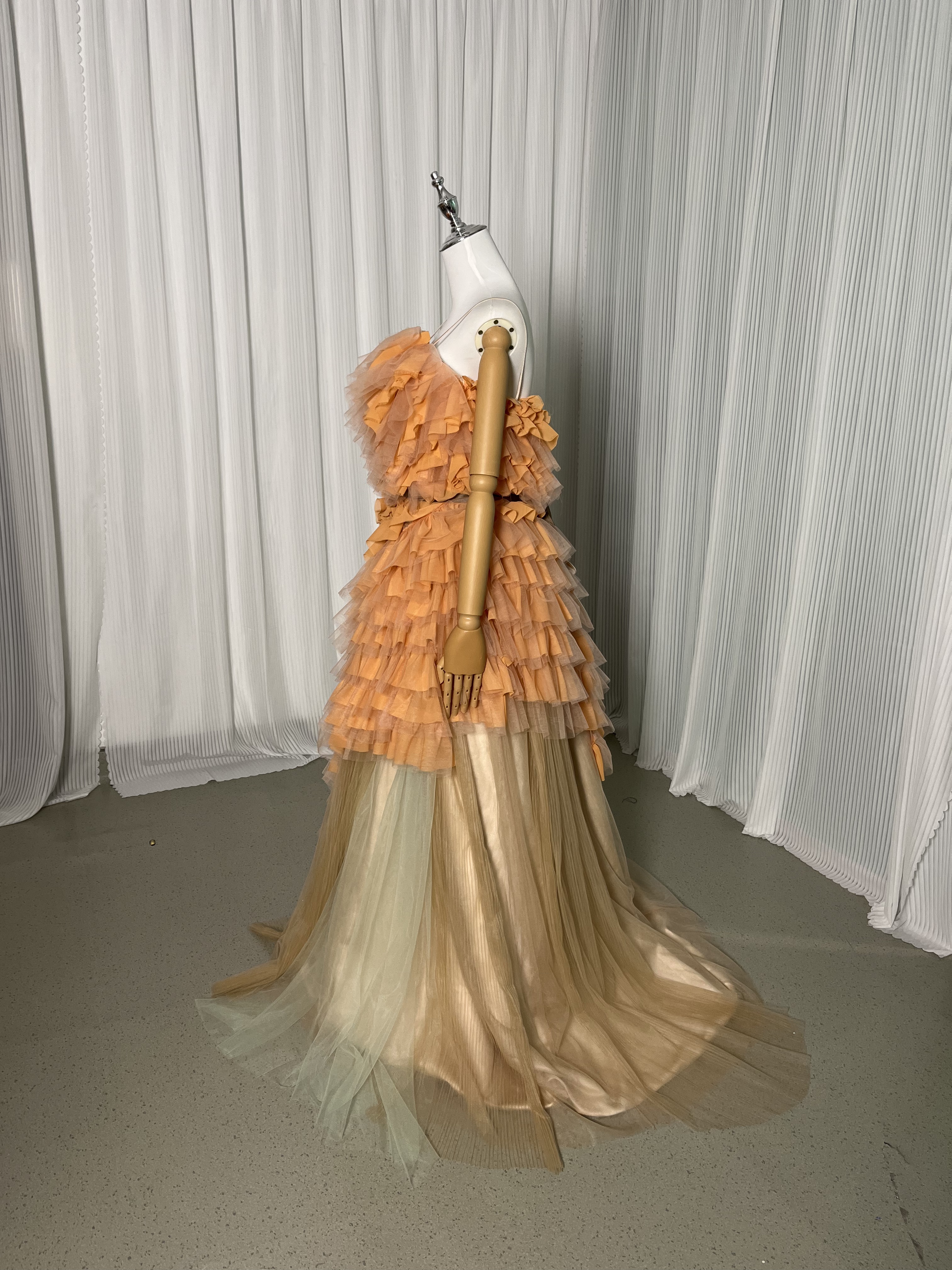 豪華！パーティードレス オレンジ キャミソール ラッフルフリル デザイン感 プリーツスカート 前撮り 二次会