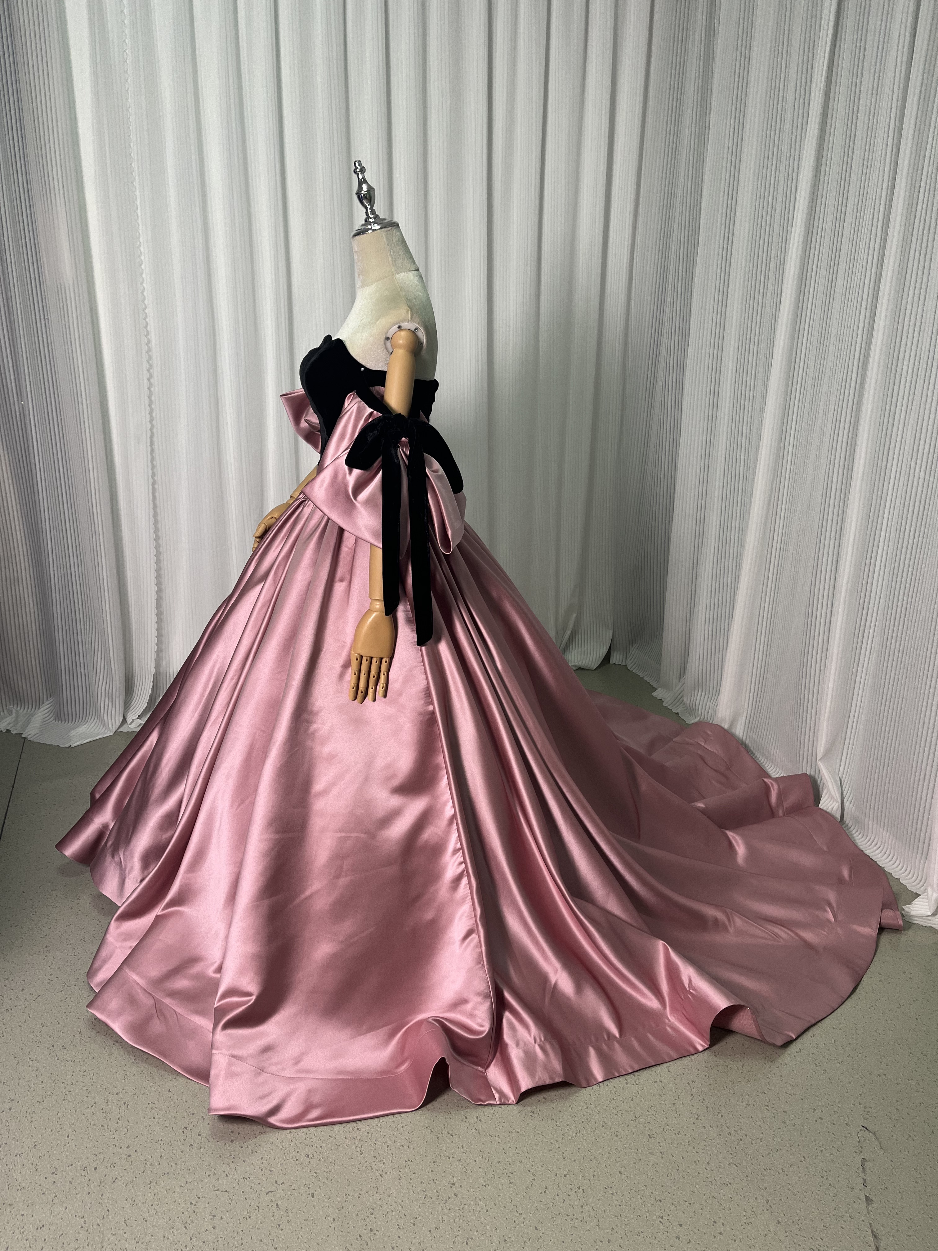 カラードレス ピンク 光沢サテン 黒 ビロード オフショルダー 編み上げ ふわふわドレス 前撮り