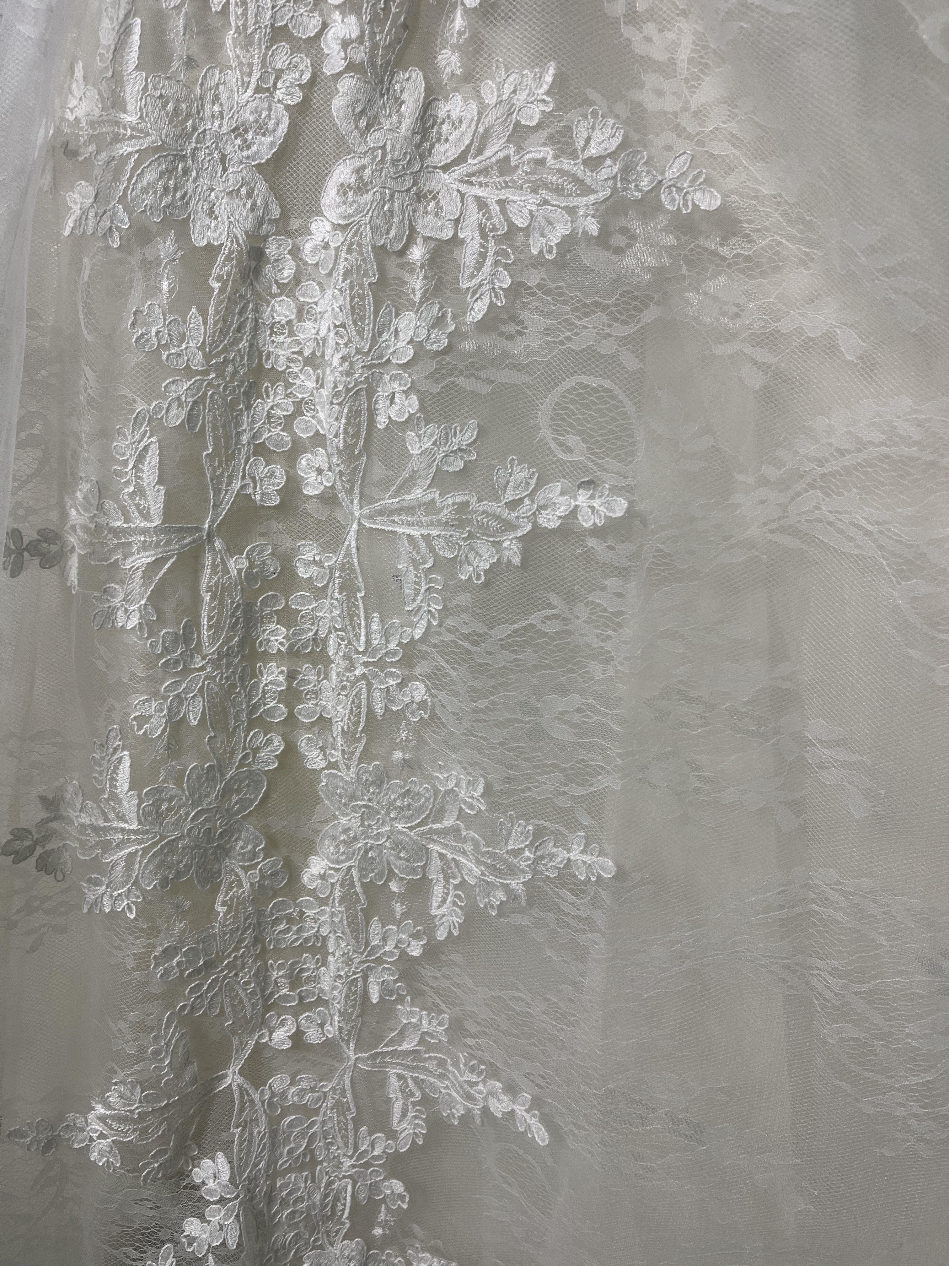 ウェディングドレス Vネック ロング キラキラ光る刺繍 編み上げ 可愛い 結婚式 前撮り