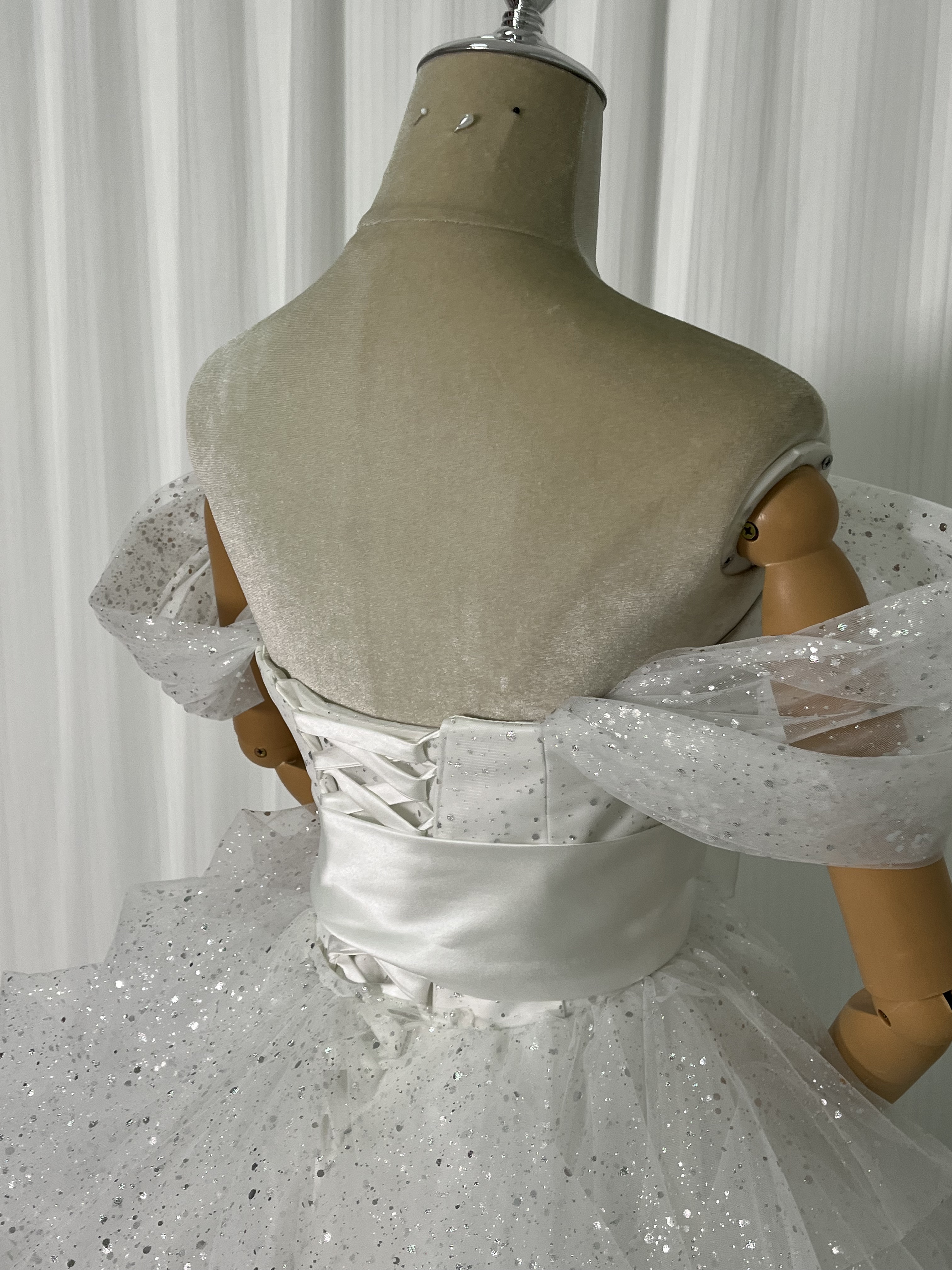 美品！ウェディングドレス オフショルダー キラキラグリッターチュール サッシュベルト ラッフルフリル 結婚式