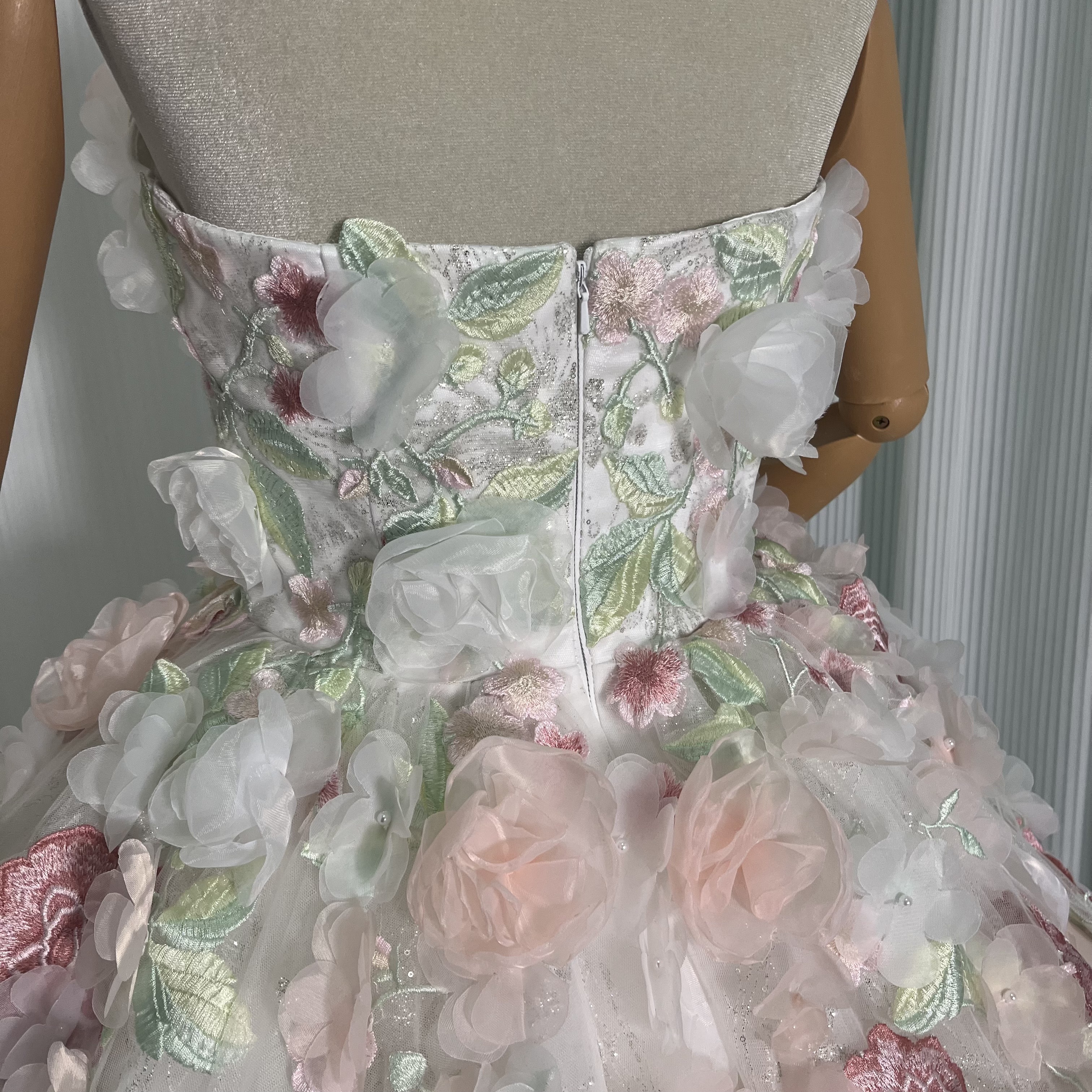 美品！ウエディングドレス 花モチーフ キラキラ光る刺繍 ベアトップ 華やかなトレーン 優雅 結婚式 前撮り