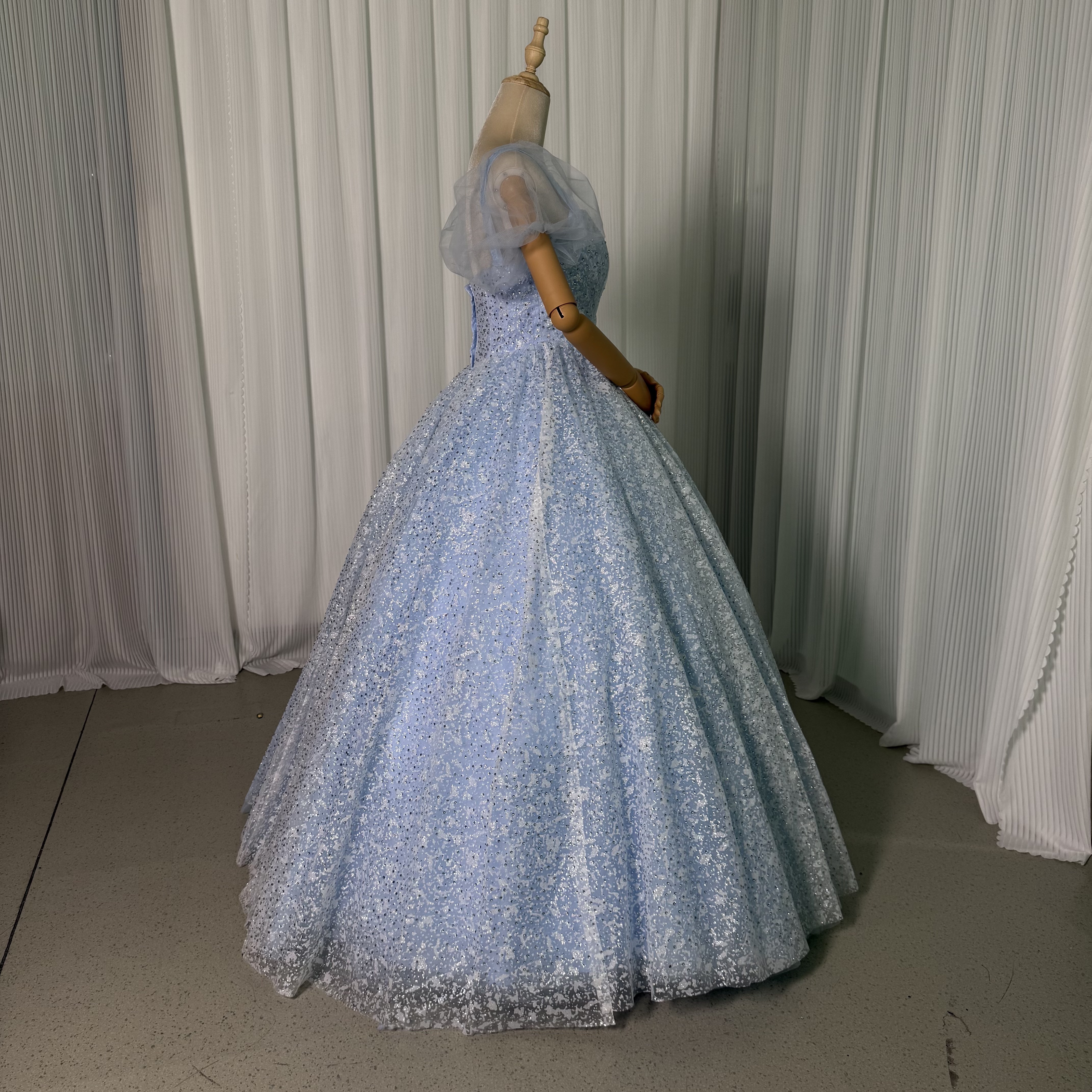 カラードレス 爽やかで優しいブルー プリンセスライン ロング フレアスカート ビジュー 背中見せ 披露宴