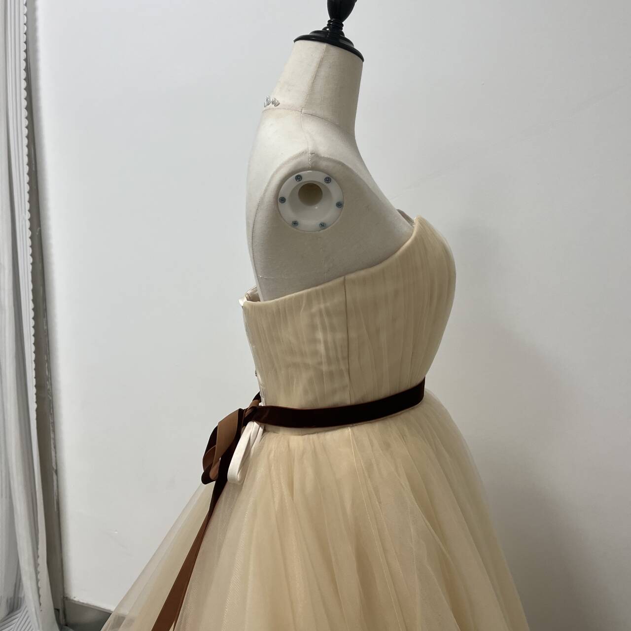 人気上昇！カラードレス 薄シャンパンの色 ソフトチュール オフショルダー サッシュベルト 背中見せ クラシカル