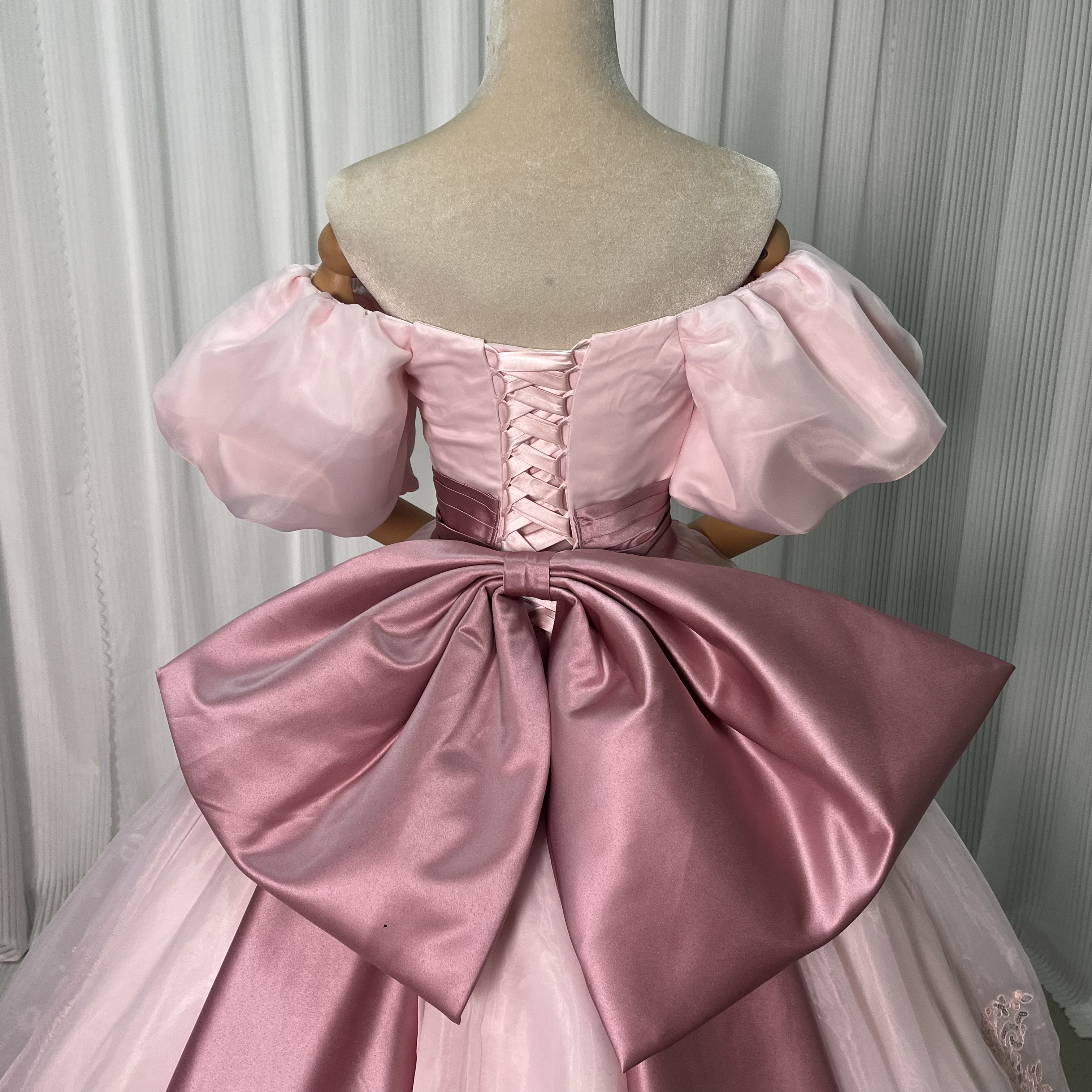 パーティードレス ピンク プリンセスライン オフショルダー キラキラ光る刺繍 豪華なバックリボン 可愛い 披露宴