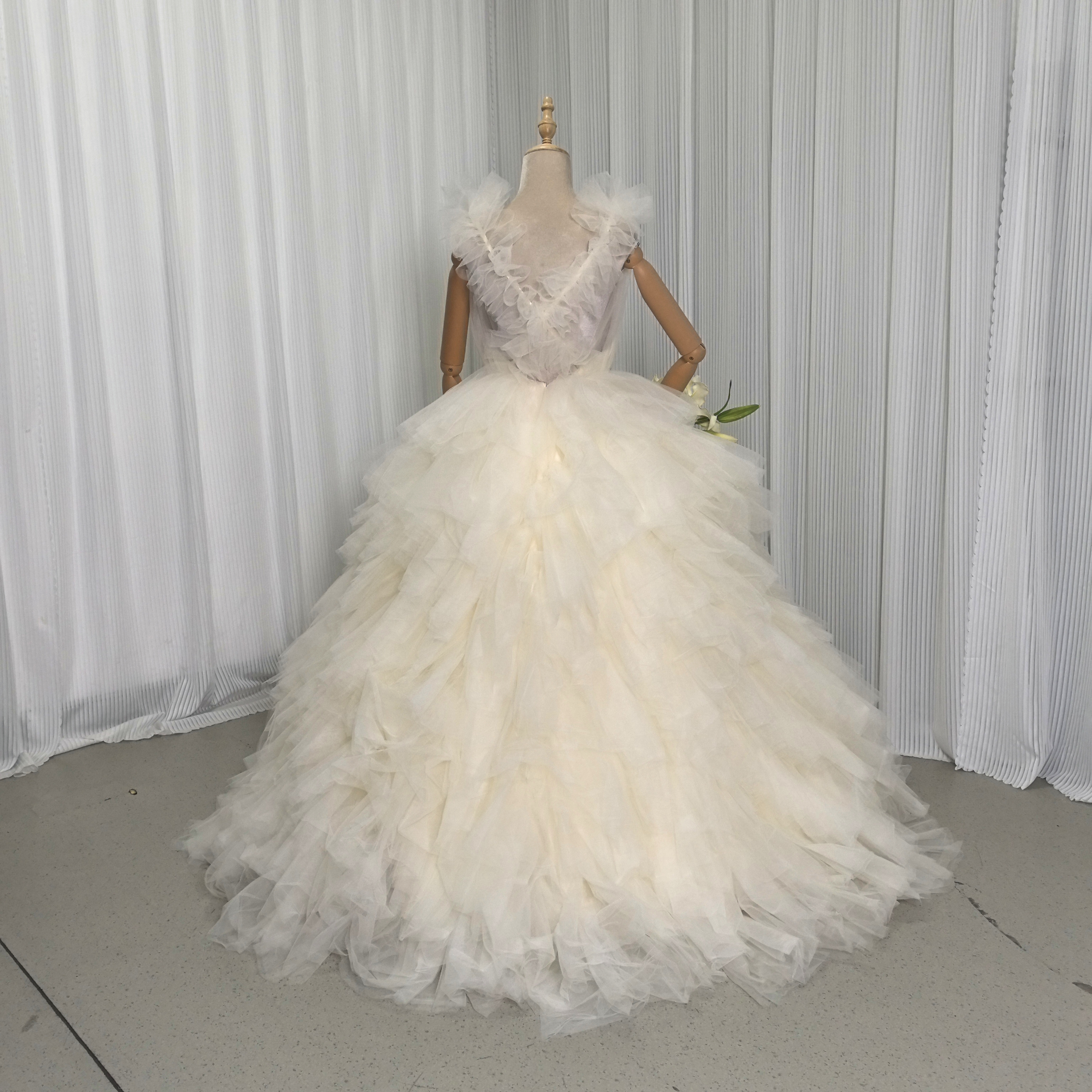 ウエディングドレス パステルイエロー Vネック もこもこドレス プリンセスライン ロング 結婚式 前撮り