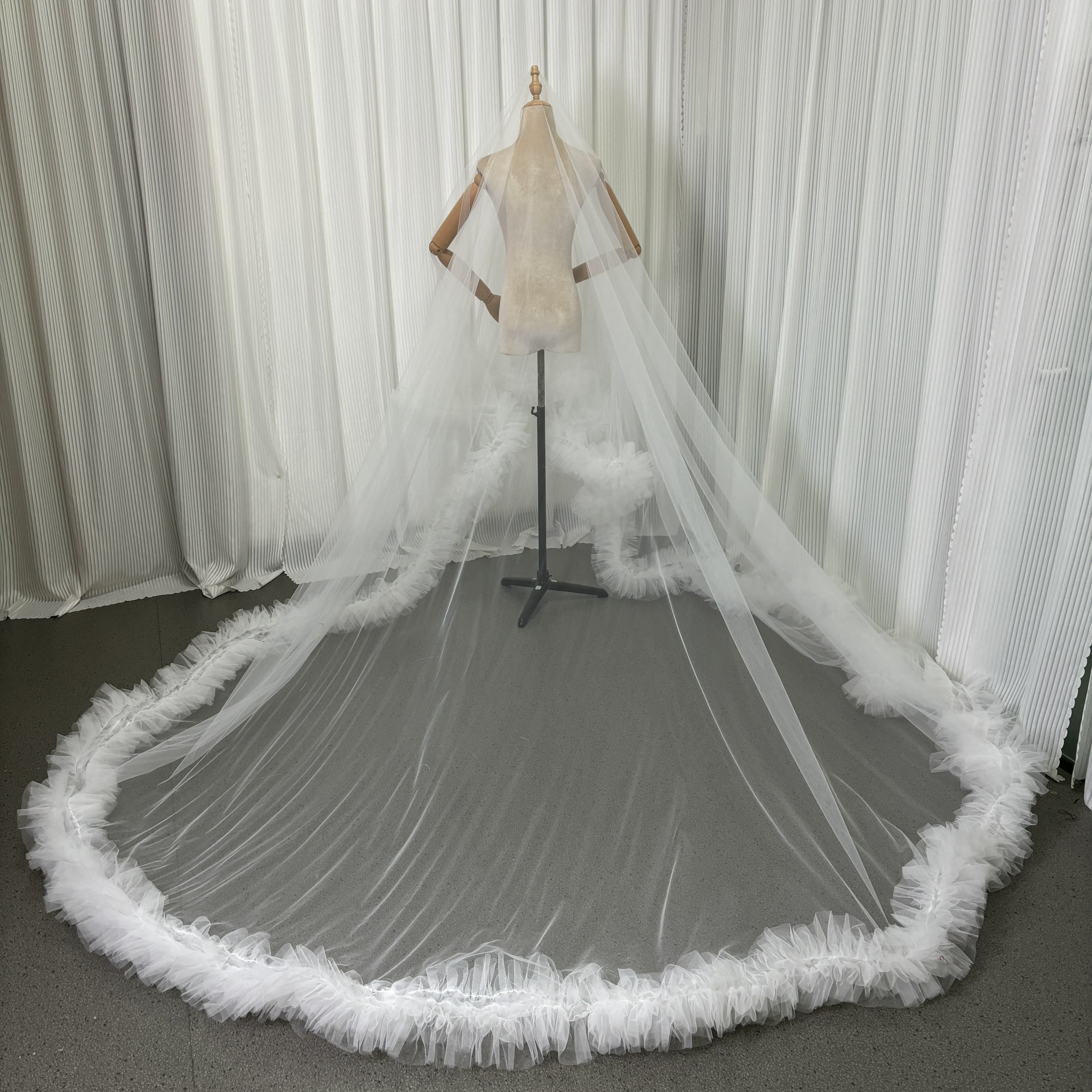 ロングベール ラッフルフリル オフホワイト ソフトチュール 抜群におしゃれ度が際立つ 結婚式 前撮り