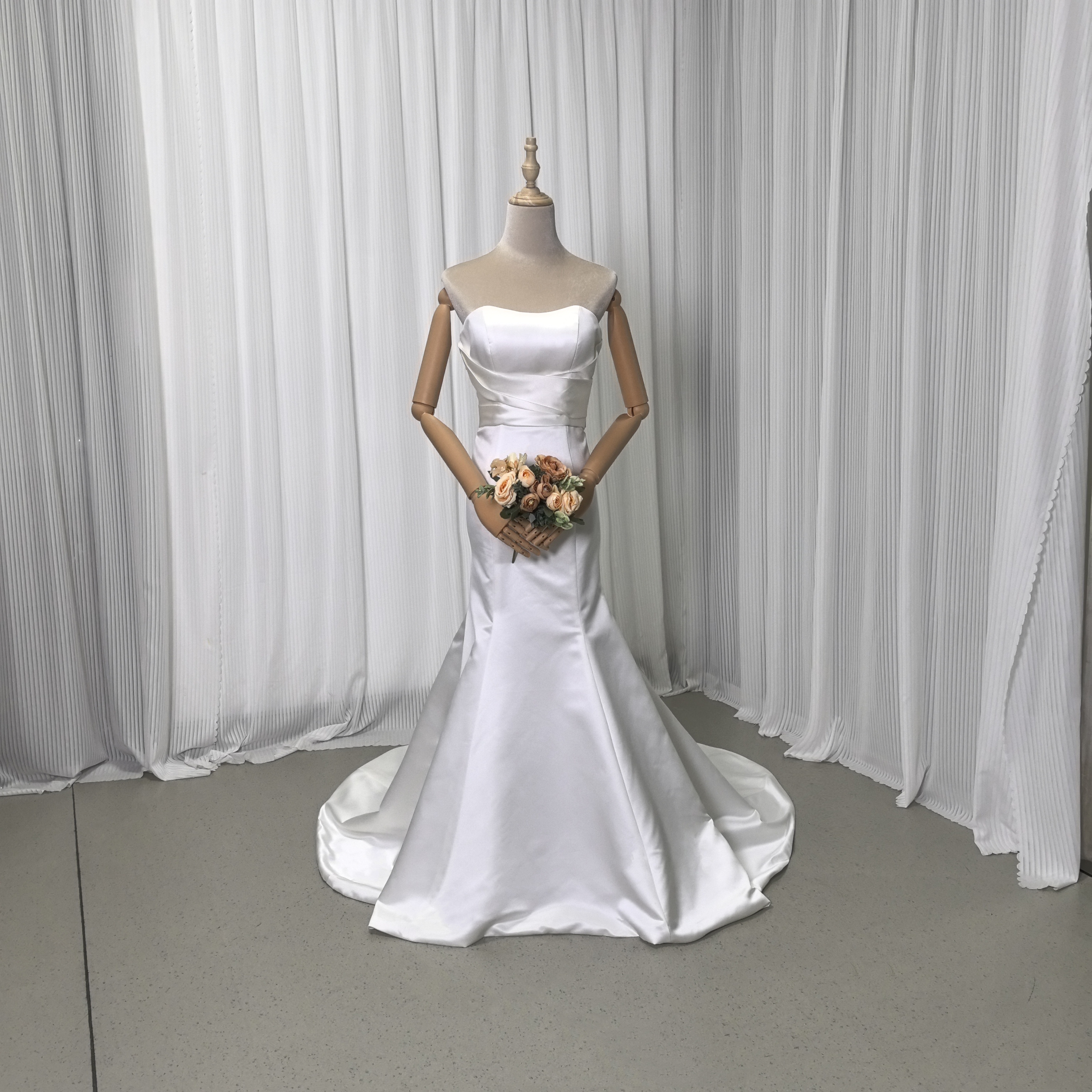 ウェディングドレス アイボリー マーメイドライン 光沢サテン ファスナー 結婚式 大人っぽい