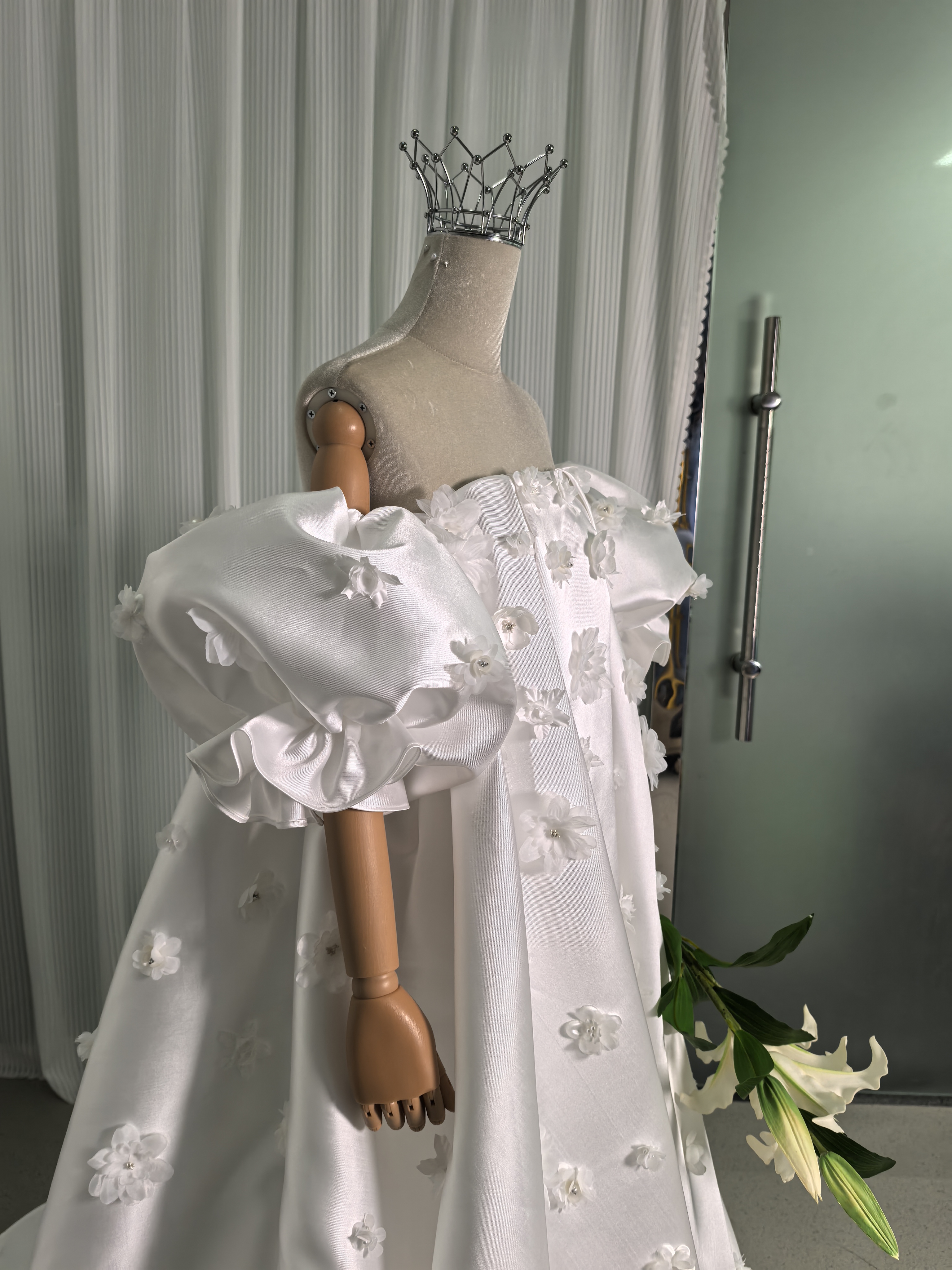 ウエディングドレス ベアトップ フリル袖 可愛い 光沢サテン 花モチーフ ビーズ ファスナー 結婚式/披露宴