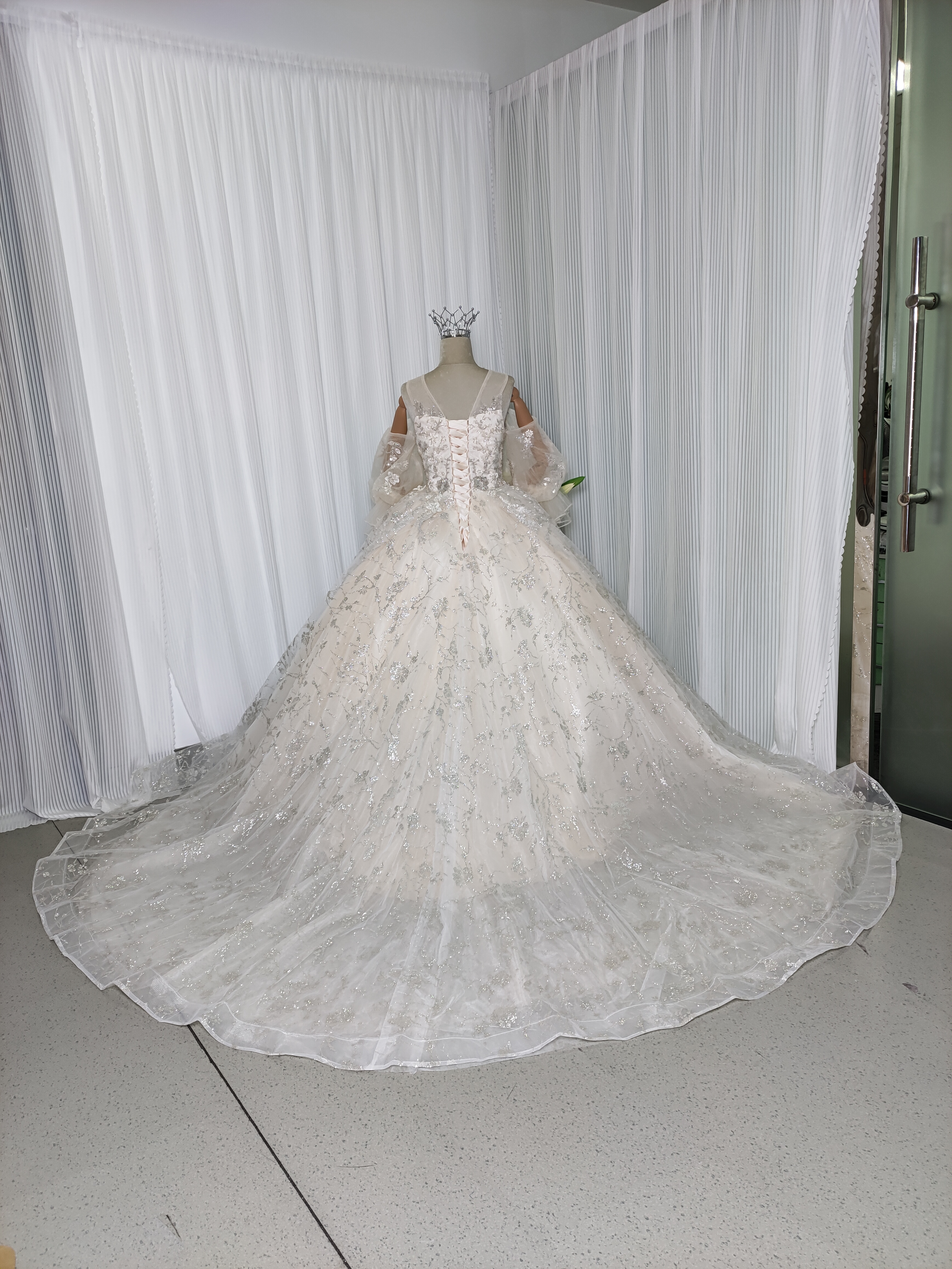 豪華！ウエディングドレス シースルー袖 キラキラスパンコール キラキラ光るレース 抜群のおしゃれ見え 結婚式