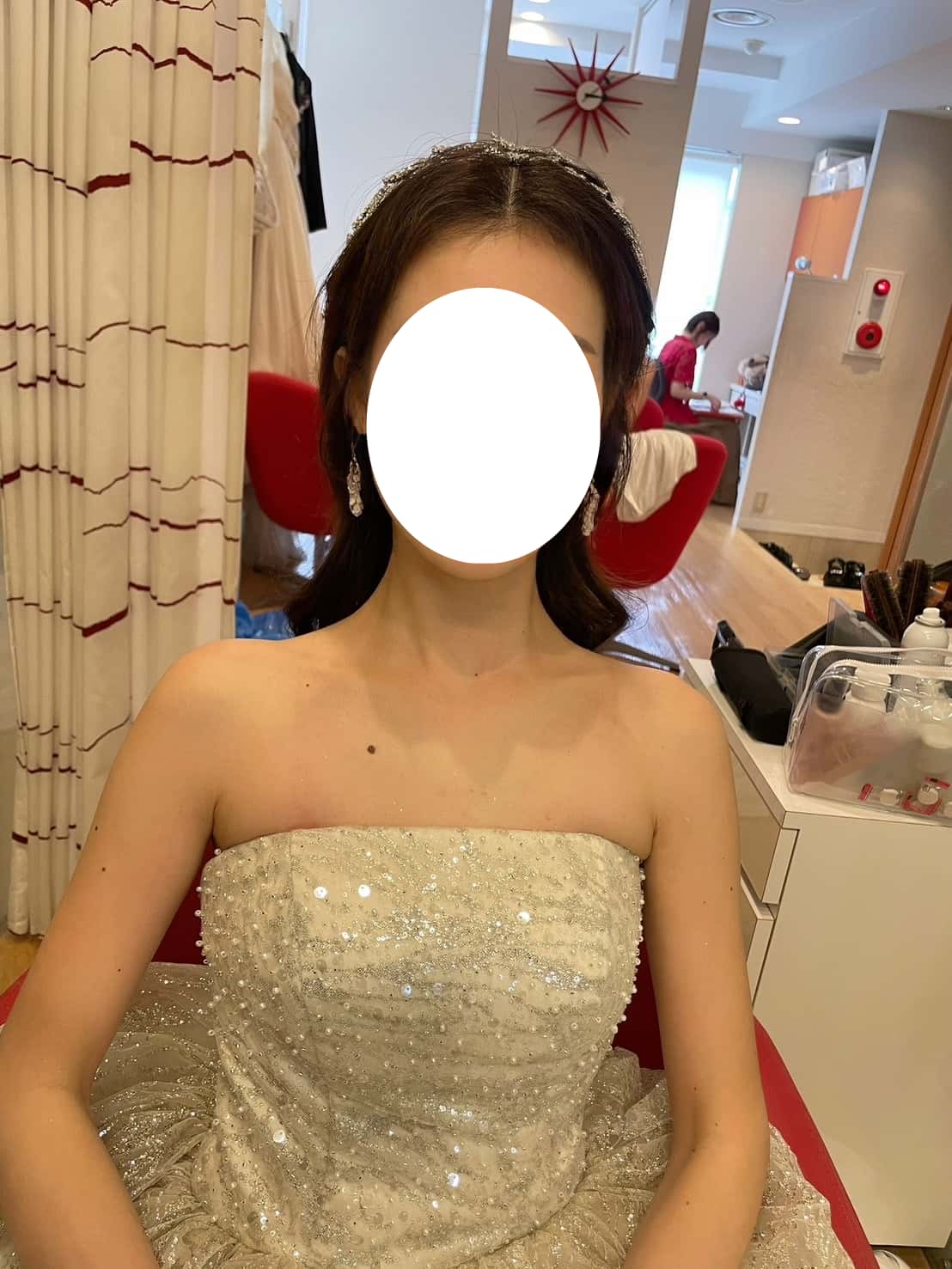 実例写真！豪華！ウェディングドレス ベアトップ ふっくら柔らかなバックリボン シークインチュール 憧れのドレス 結婚式