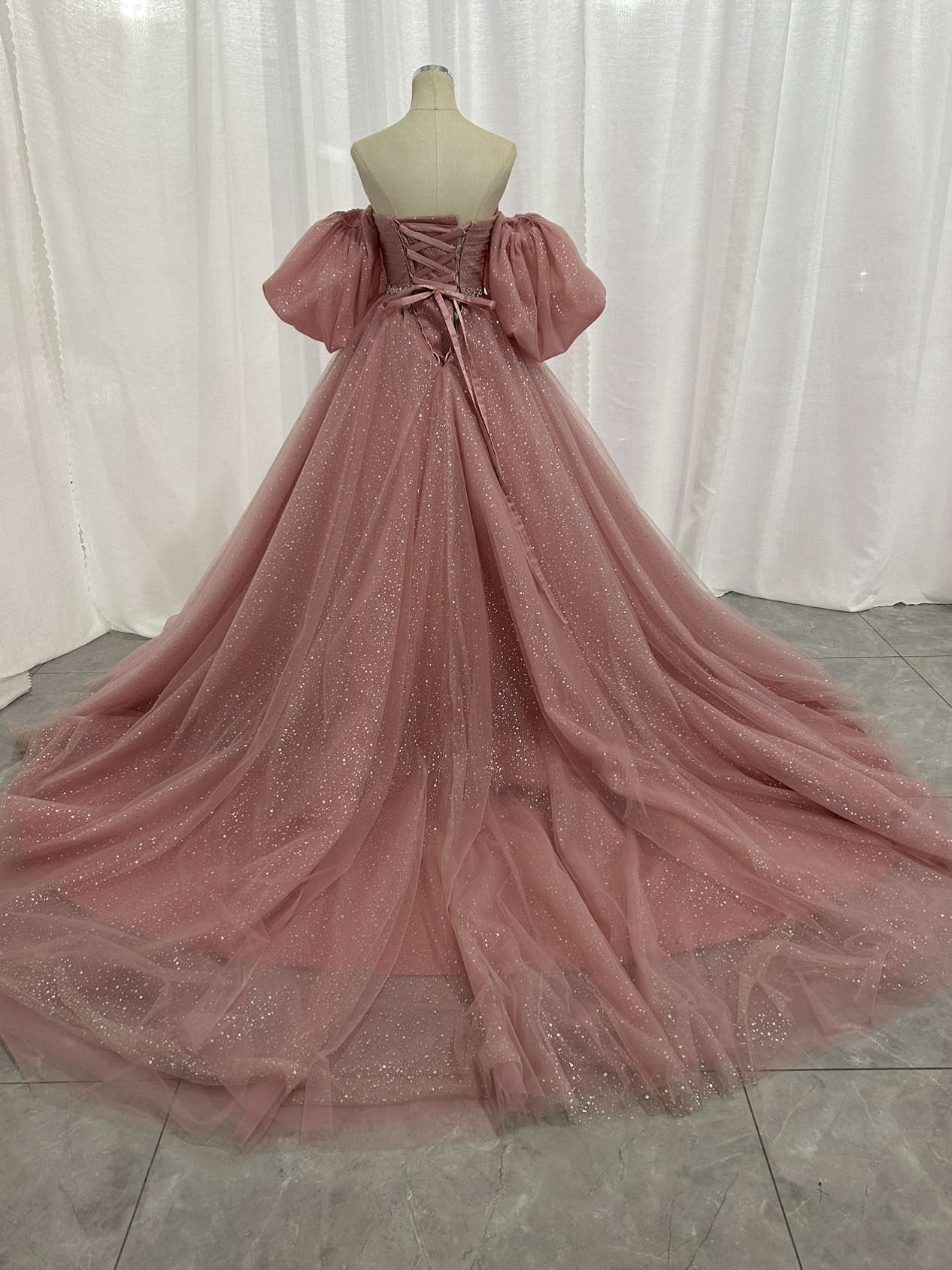 美品！カラードレス ピンク パフスリーブ ベルト キラキラグリッターチュール 編み上げ 披露宴/結婚式