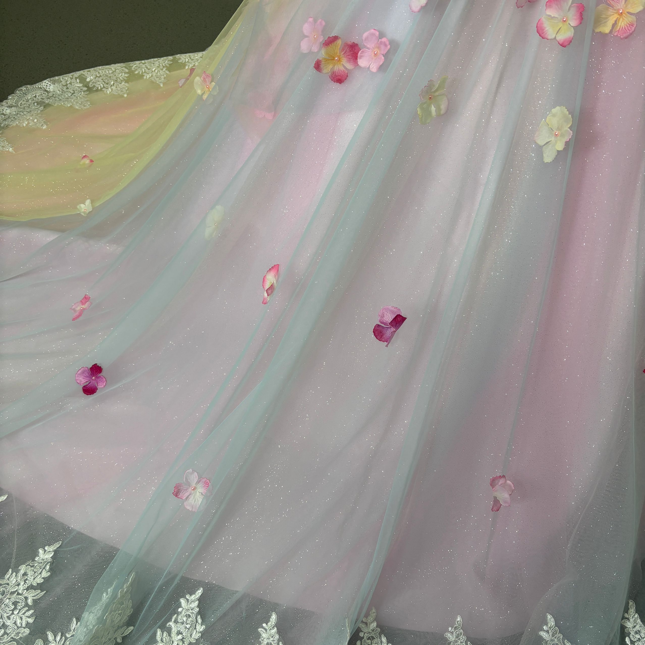 カラードレス レインボー 花モチーフ キラキラチュール 立体レース刺繍 裾に繊細レースをあしらった 結婚式