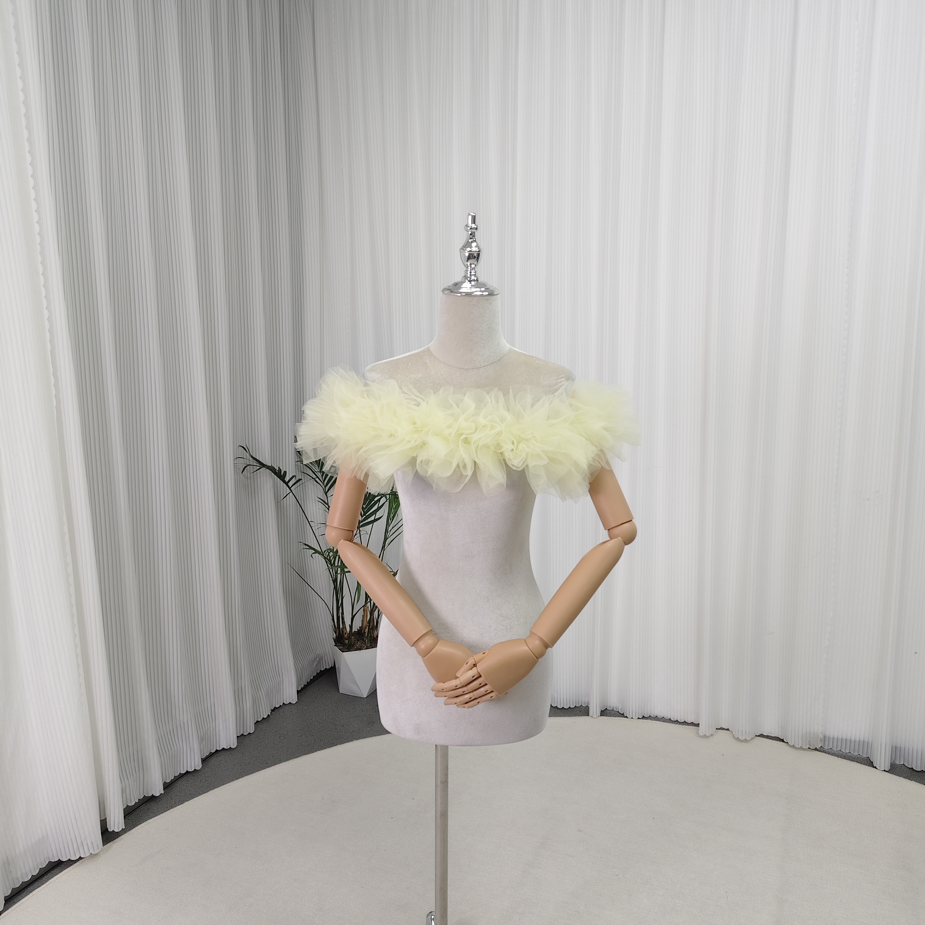 淡い黄色 取り外しオフショルダー ソフトチュール ストレッチ 披露宴