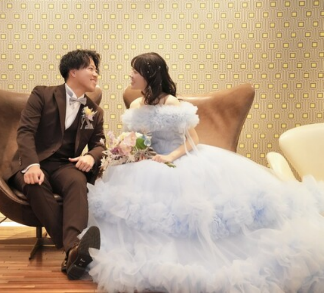 実例写真！カラードレス 爽やかで優しいブルー オフショルダー ラッフルフリル プリンセスライン 可愛い