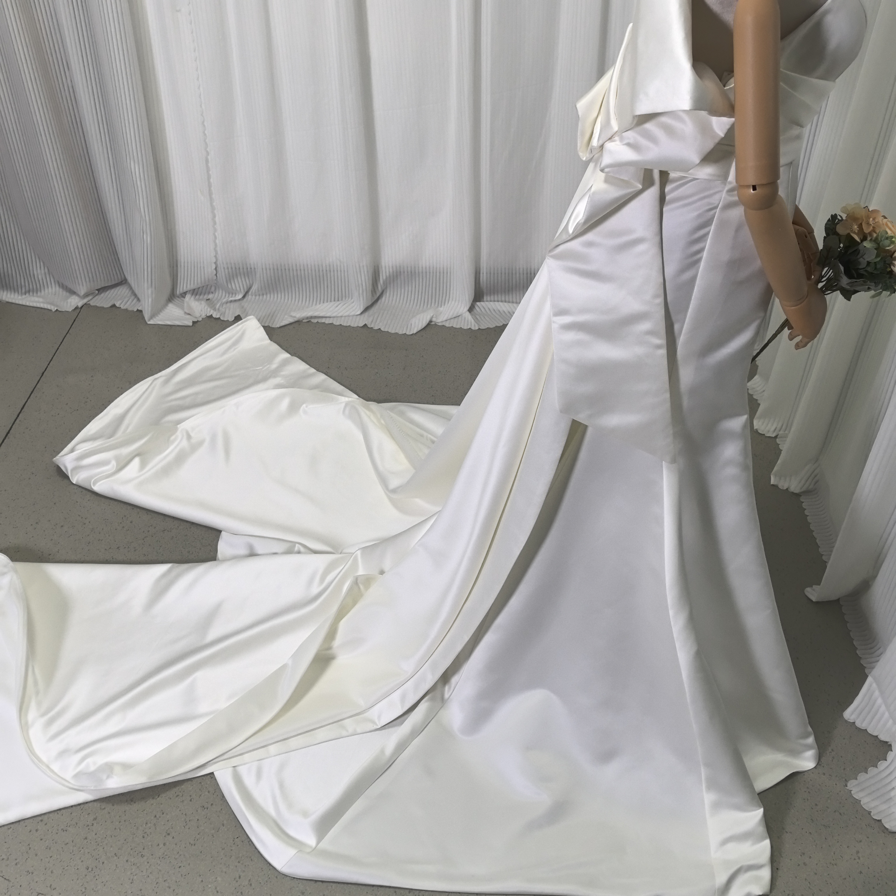 ウェディングドレス アイボリー マーメイドライン 豪華なバックリボン 光沢サテン 結婚式 大人っぽい