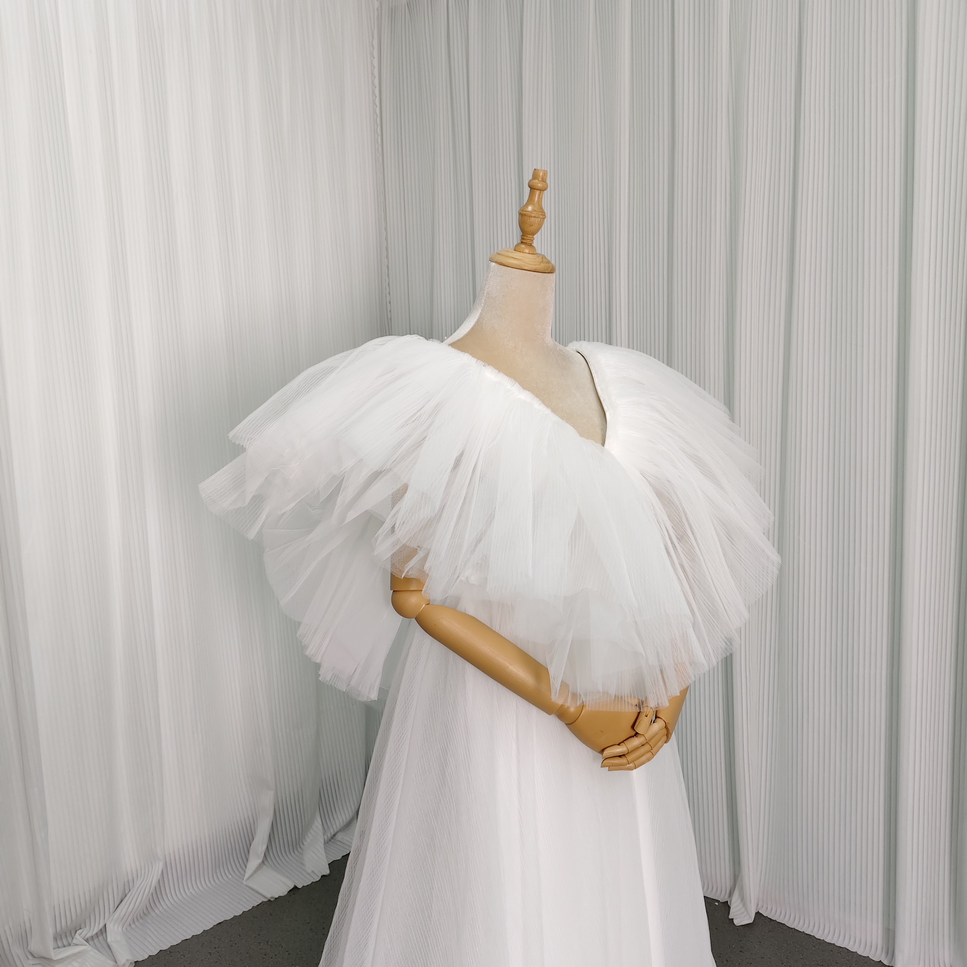 ウエディングドレス Vネック フリル袖 プリーツドレス バックレス 結婚式 海外挙式