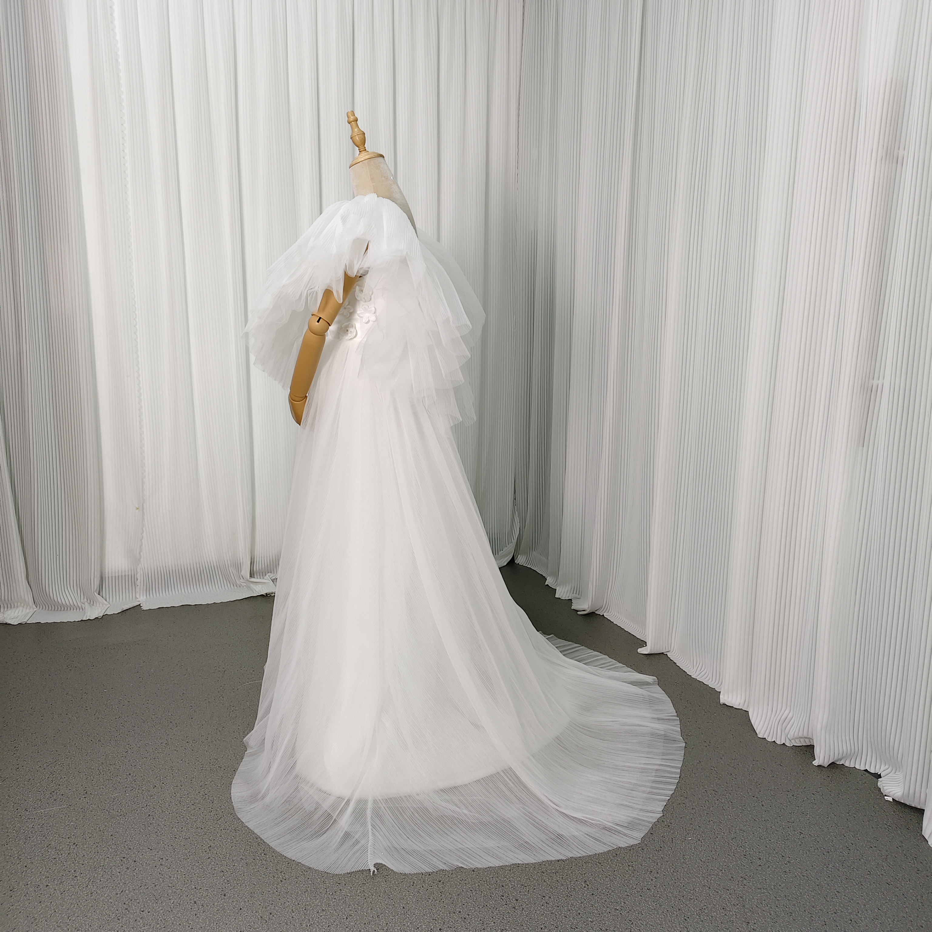 ウエディングドレス Vネック フリル袖 プリーツドレス バックレス 結婚式 海外挙式