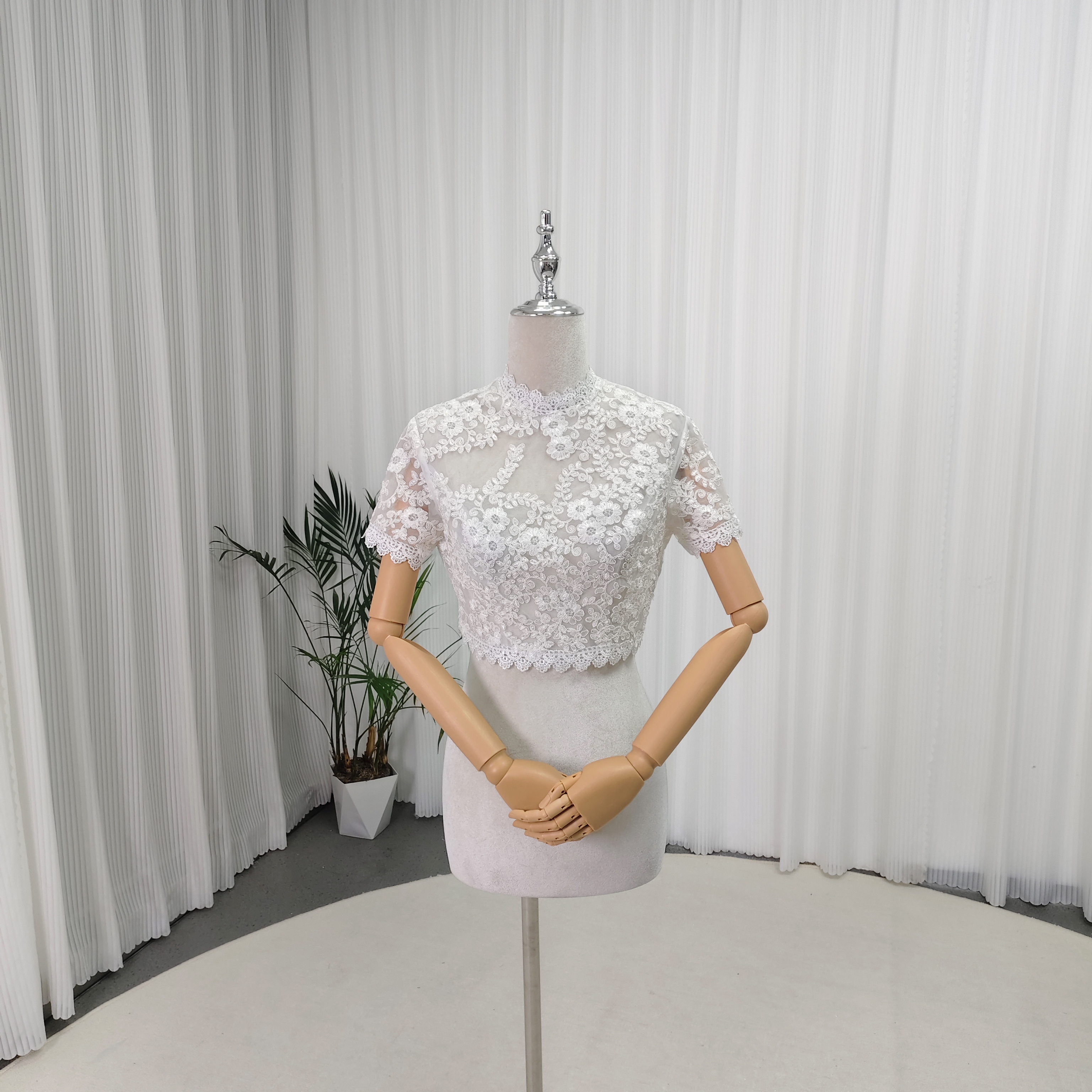 可憐な花刺繍のトップス ボレロ 短袖 くるみボタン 花柄のモチーフ刺繍が美しく 結婚式