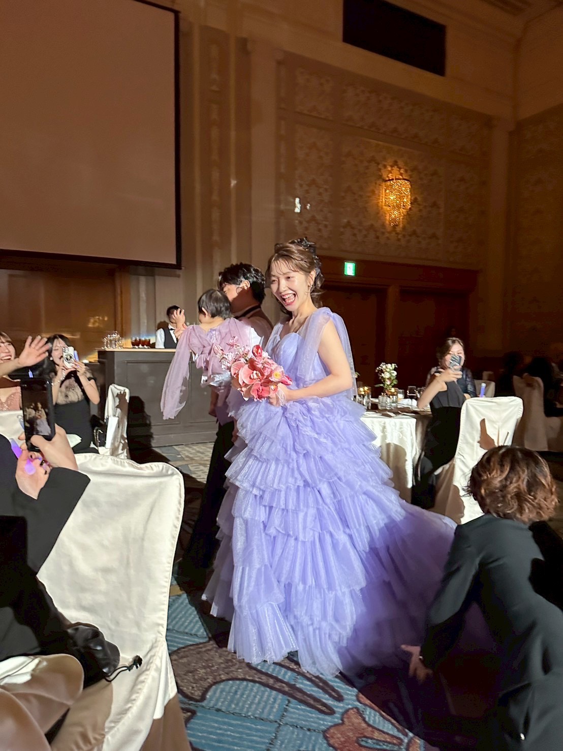 実例写真！華やか カラードレス パープル 柔らかく重ねたチュールスカート キャミソール 披露宴