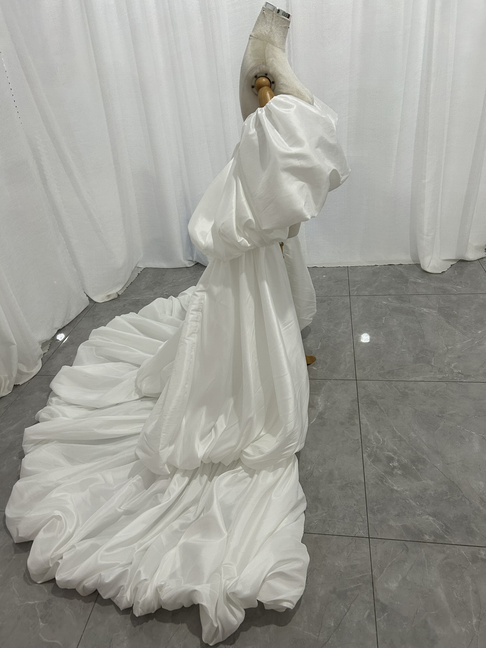 オフホワイト シルクタフタ ふっくら柔らかなロングトレーン パフスリーブ エレガント 前撮り