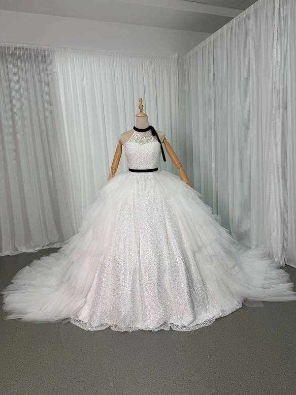 実例写真！ウエディングドレス ホルターネック インポートビジューレース 華やかなトレーン 前撮り もこもこドレス