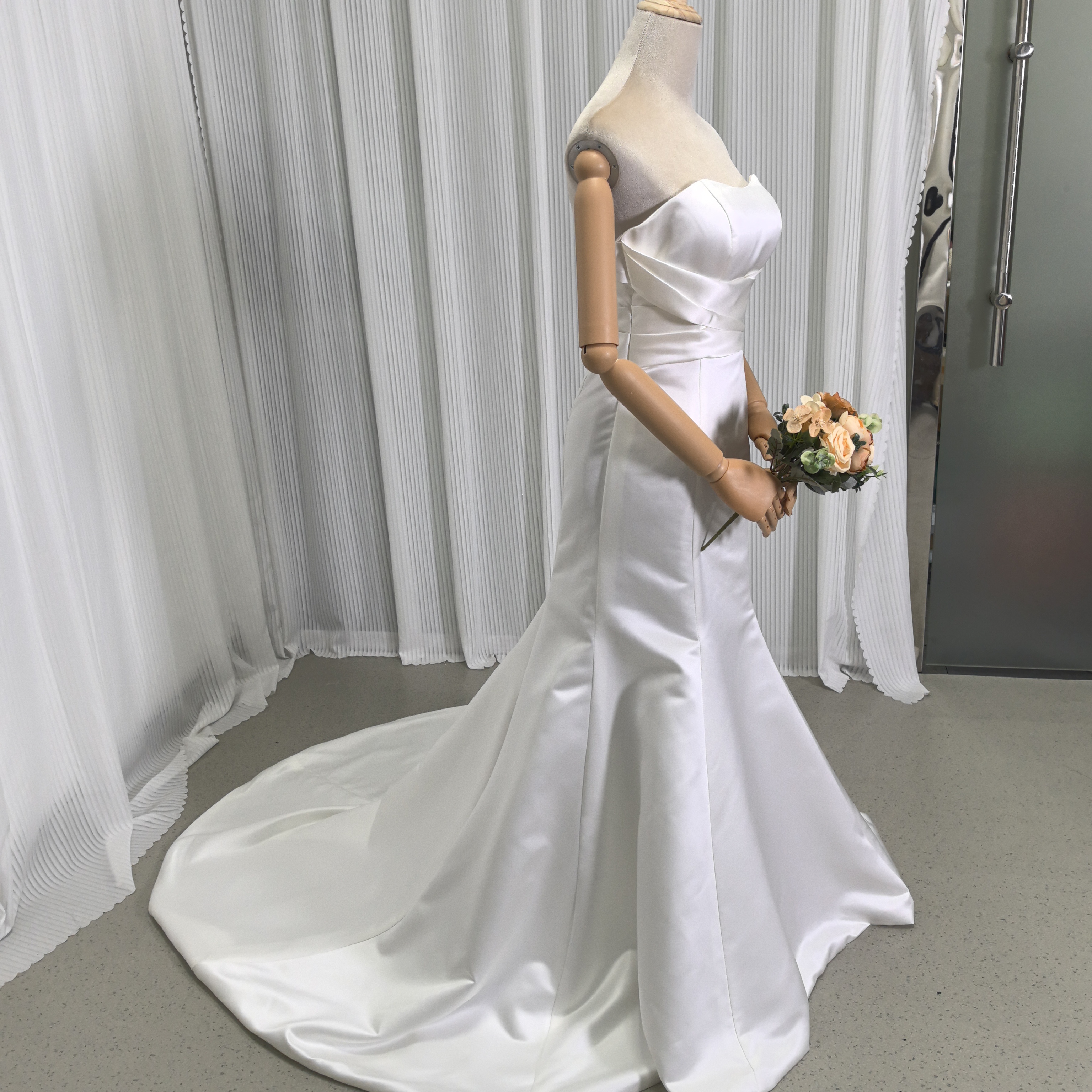 ウェディングドレス アイボリー マーメイドライン 豪華なバックリボン 光沢サテン 結婚式 大人っぽい
