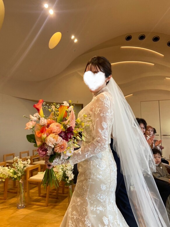 実例写真！ウエディングドレス 長袖 マーメイドライン 贅沢な小花総レース 華やかなトレーン 高みせ 拳式