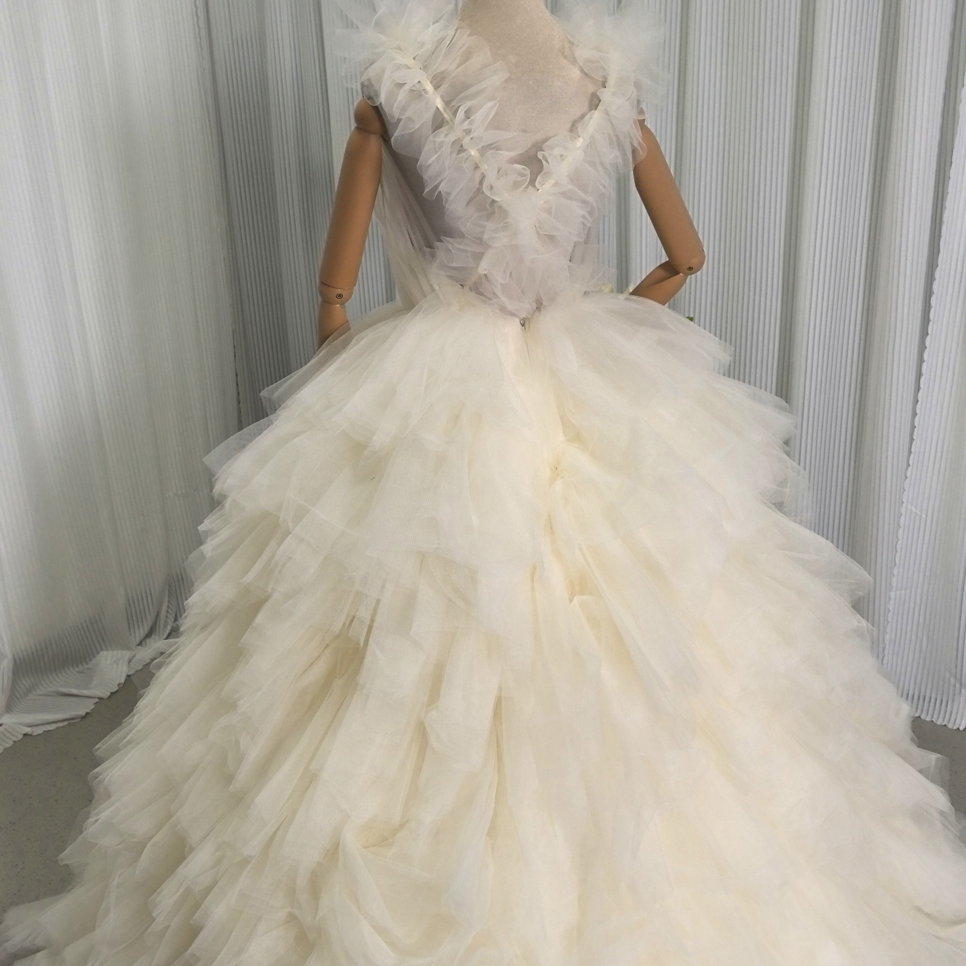 ウエディングドレス パステルイエロー Vネック もこもこドレス プリンセスライン ロング 結婚式 前撮り