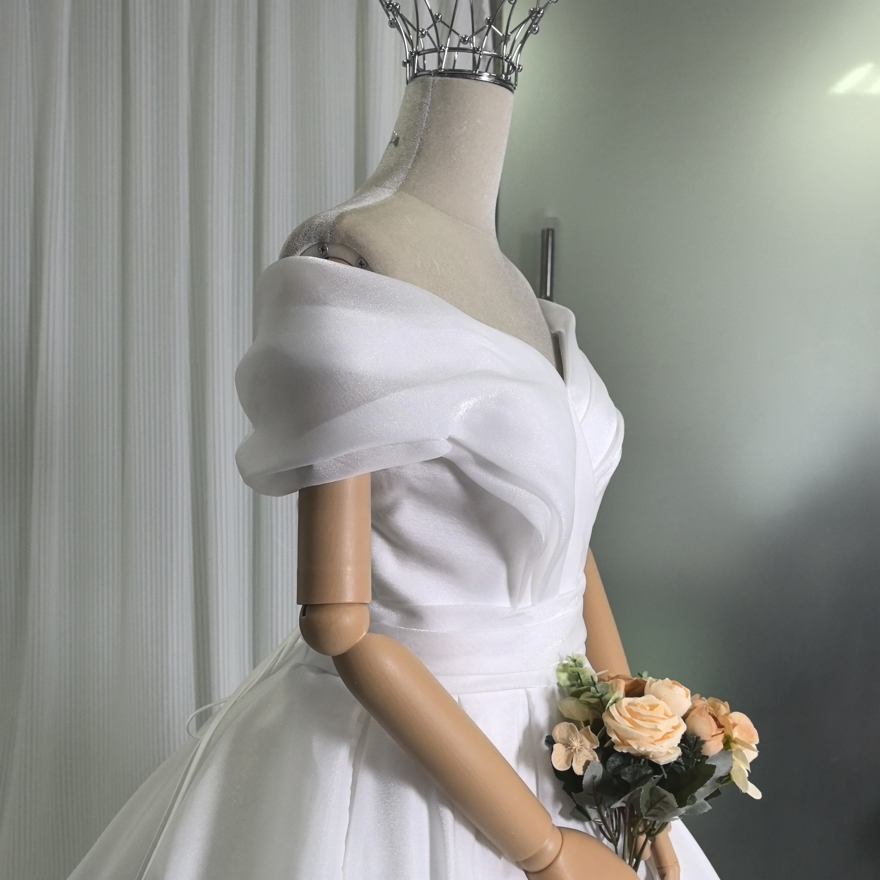 ウェディングドレス オフショルダー 編み上げ Aライン 披露宴/結婚式 エレガント ロングトレーン