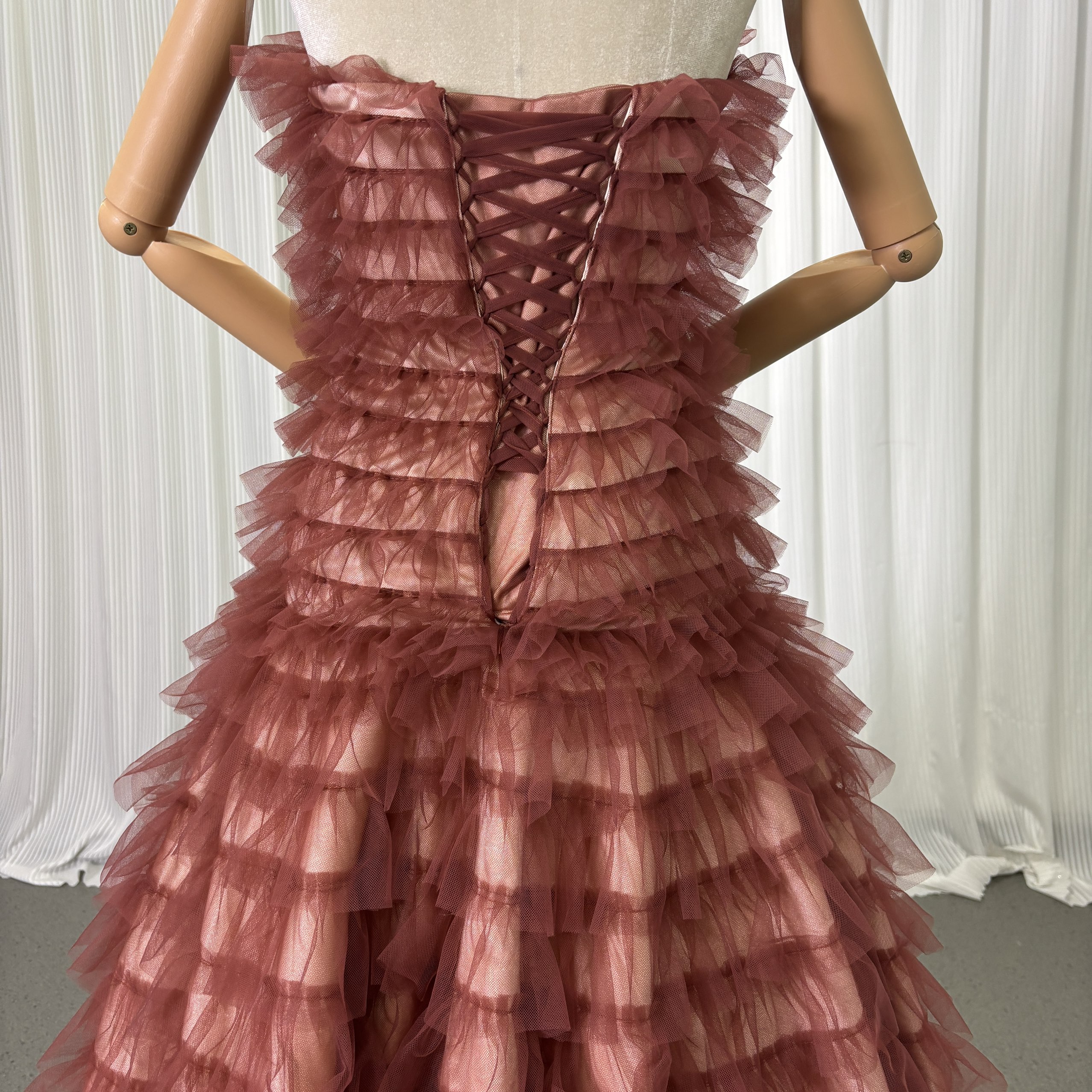 カラードレス ブラウン パーティードレス ベアトップ ソフトチュール 揺らめく裾 音楽会 編み上げ