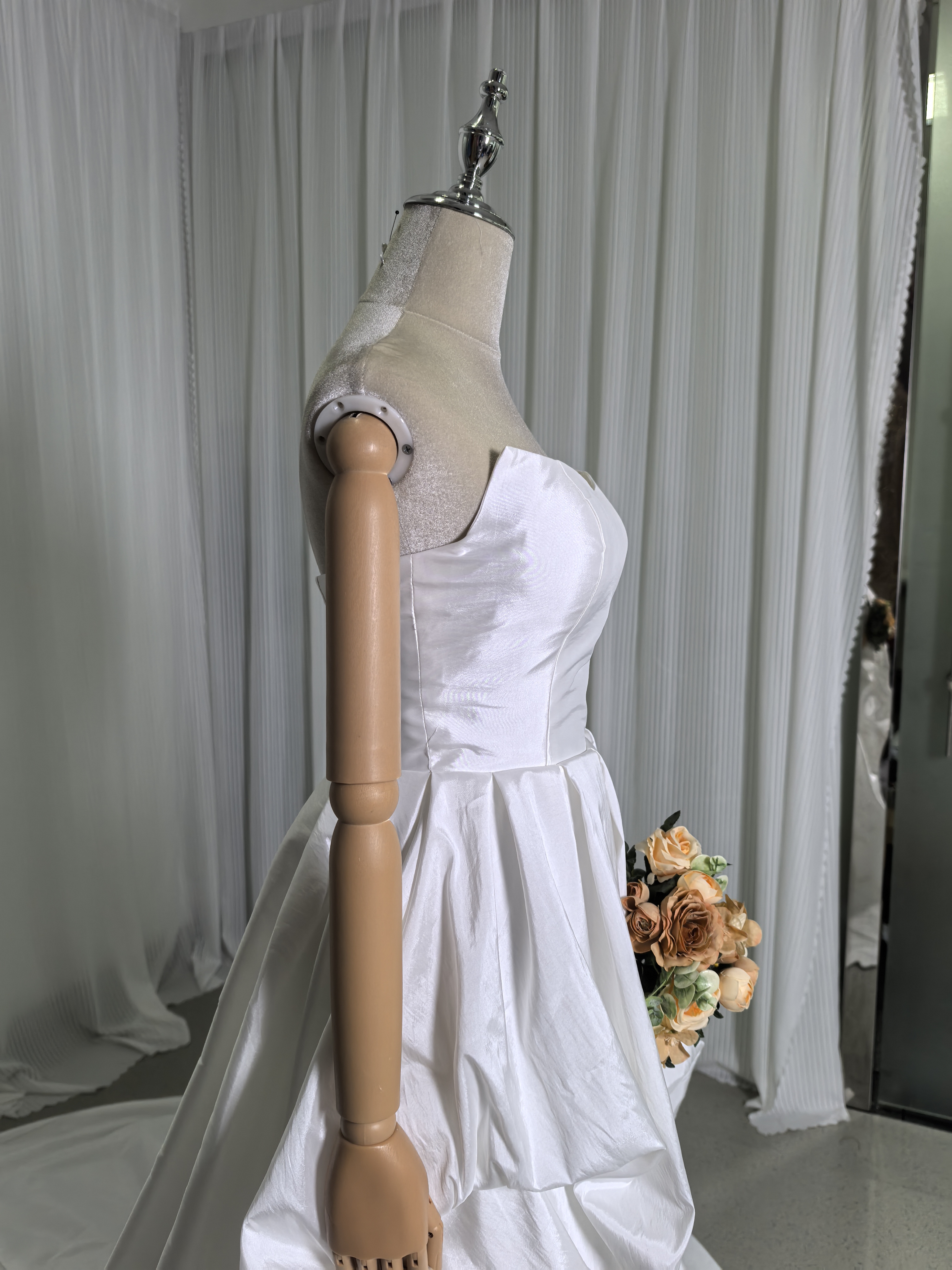 実例写真！ウェディングドレス ベアトップ シルクタフタ フィッシュテール デザイン感 結婚式 前撮り