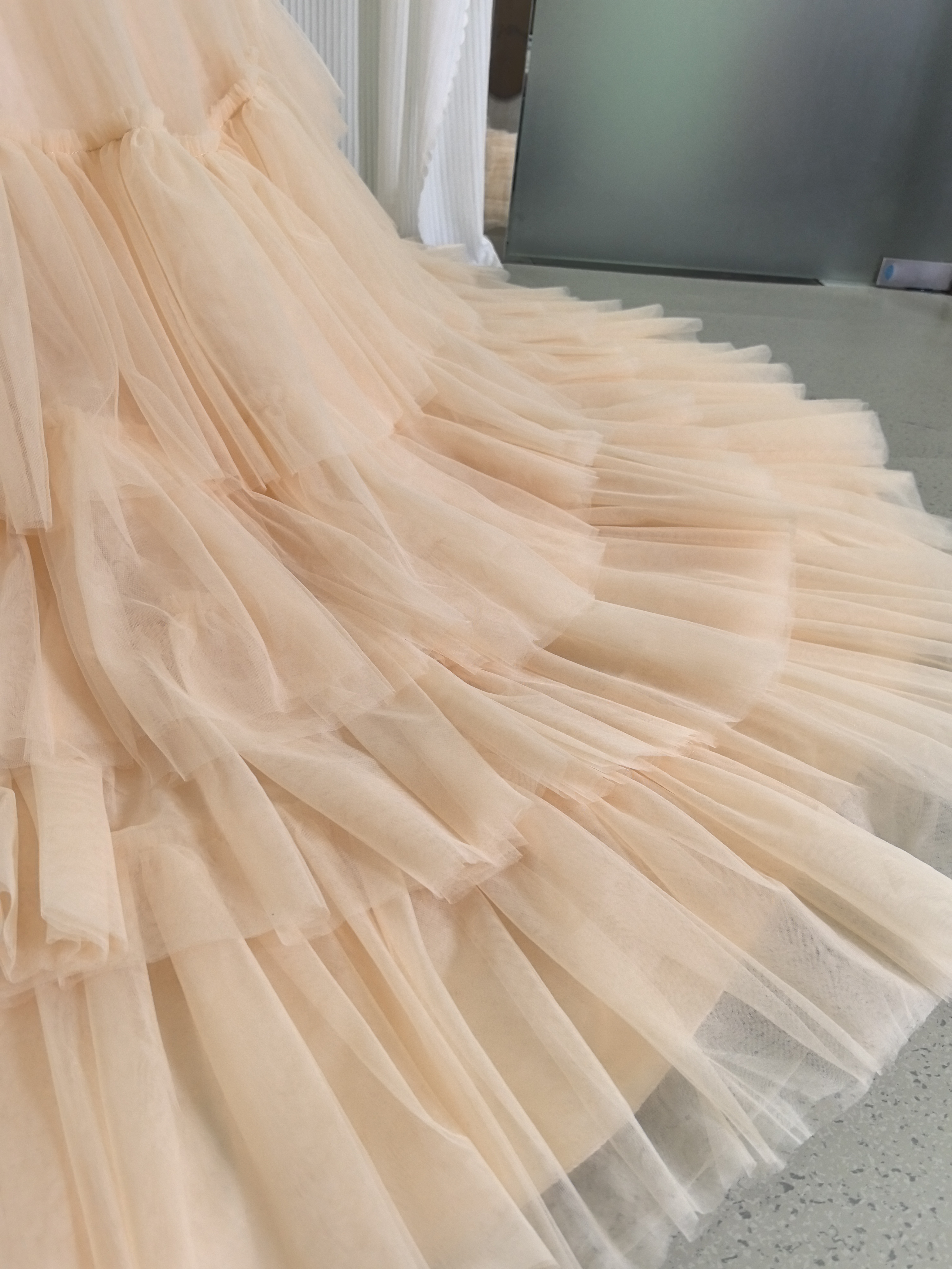 カラードレス シャンパン色 Vネック 柔らかく重ねたチュールスカート 優雅なシルエット 前撮り