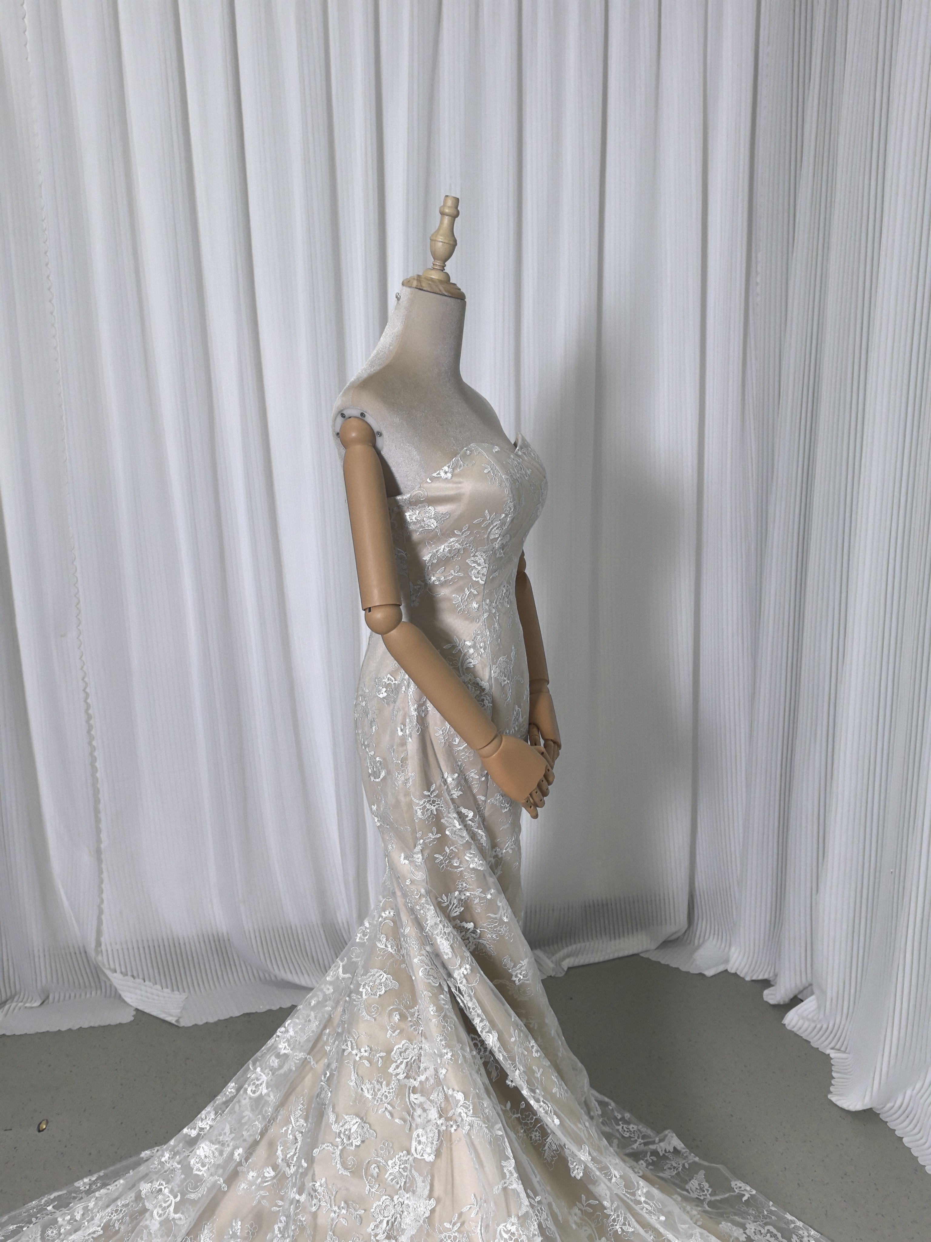 美品！ウエディングドレス ベージュ マーメイドライン 贅沢な小花総レース 華やかなトレーン 花嫁