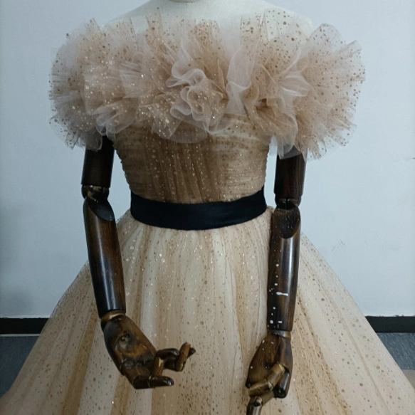 実例写真！シャンパン色 カラードレス オフショルダー キラキラチュール サッシュベルト 披露宴