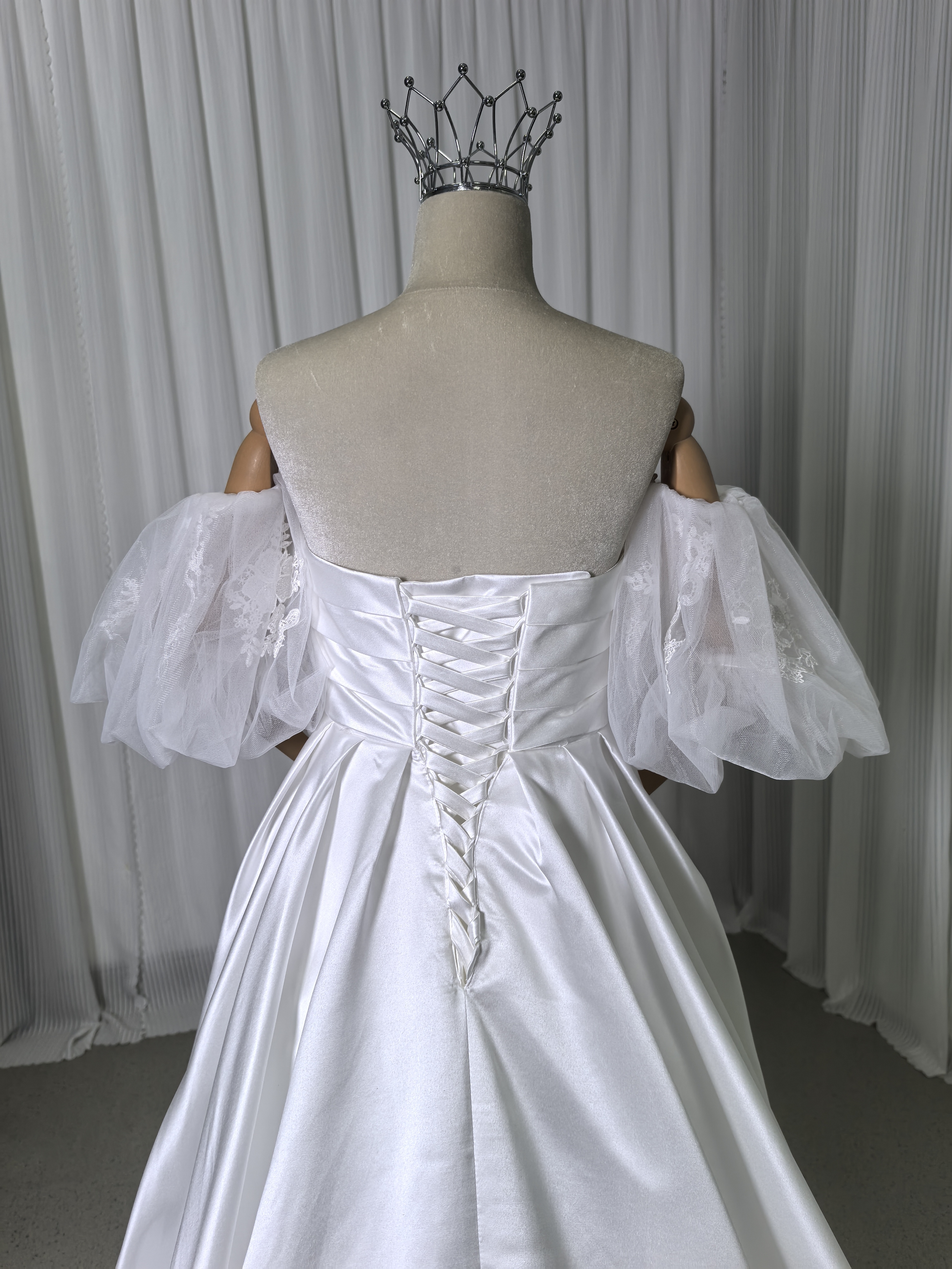 ウェディングドレス ベアトップ 上品透け袖 光沢サテン 編み上げ 可愛い 花嫁