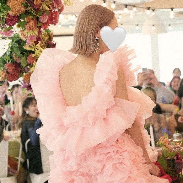 実例写真！豪華！カラードレス 薄ピンク オフショルダー 上質オーガンジー ボリュームドレス 可愛い 花嫁 前撮り