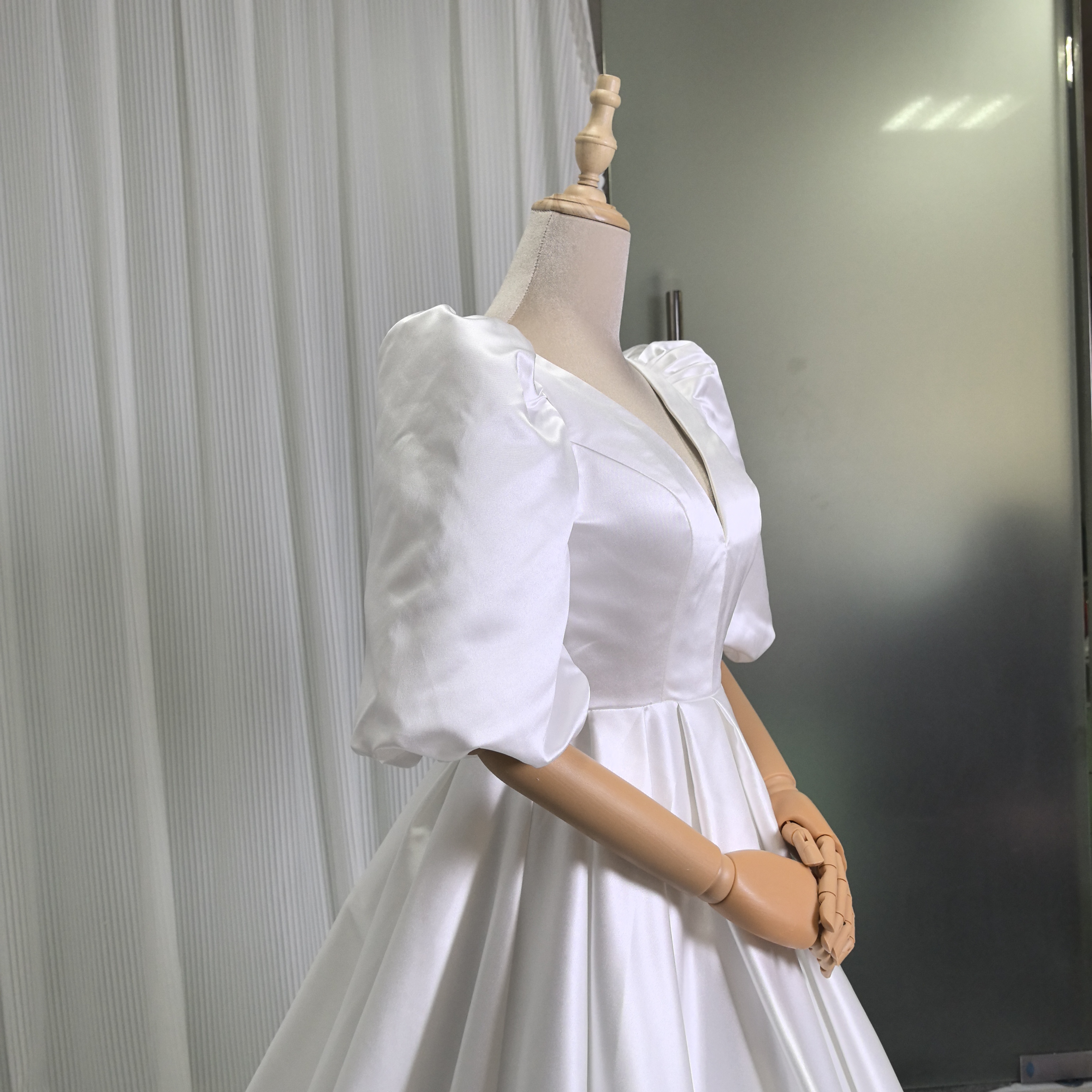 高品質！ウェディングドレス Vネック プリンセスライン パフスリーブ  背中見せ ロングトレーン 拳式