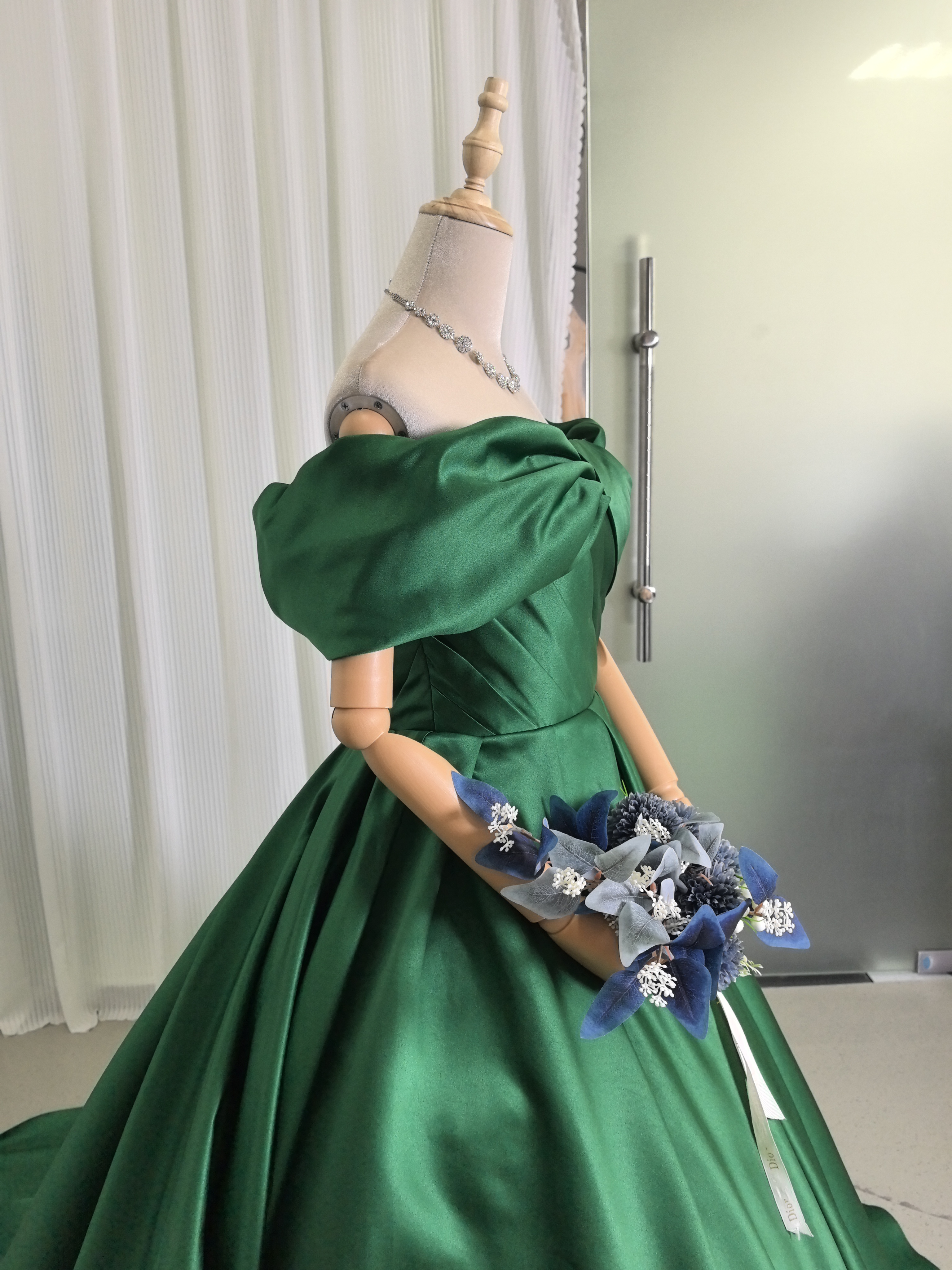 エレガント カラードレス グリーン オフショルダー 光沢サテン 編み上げ クラシカル 披露宴