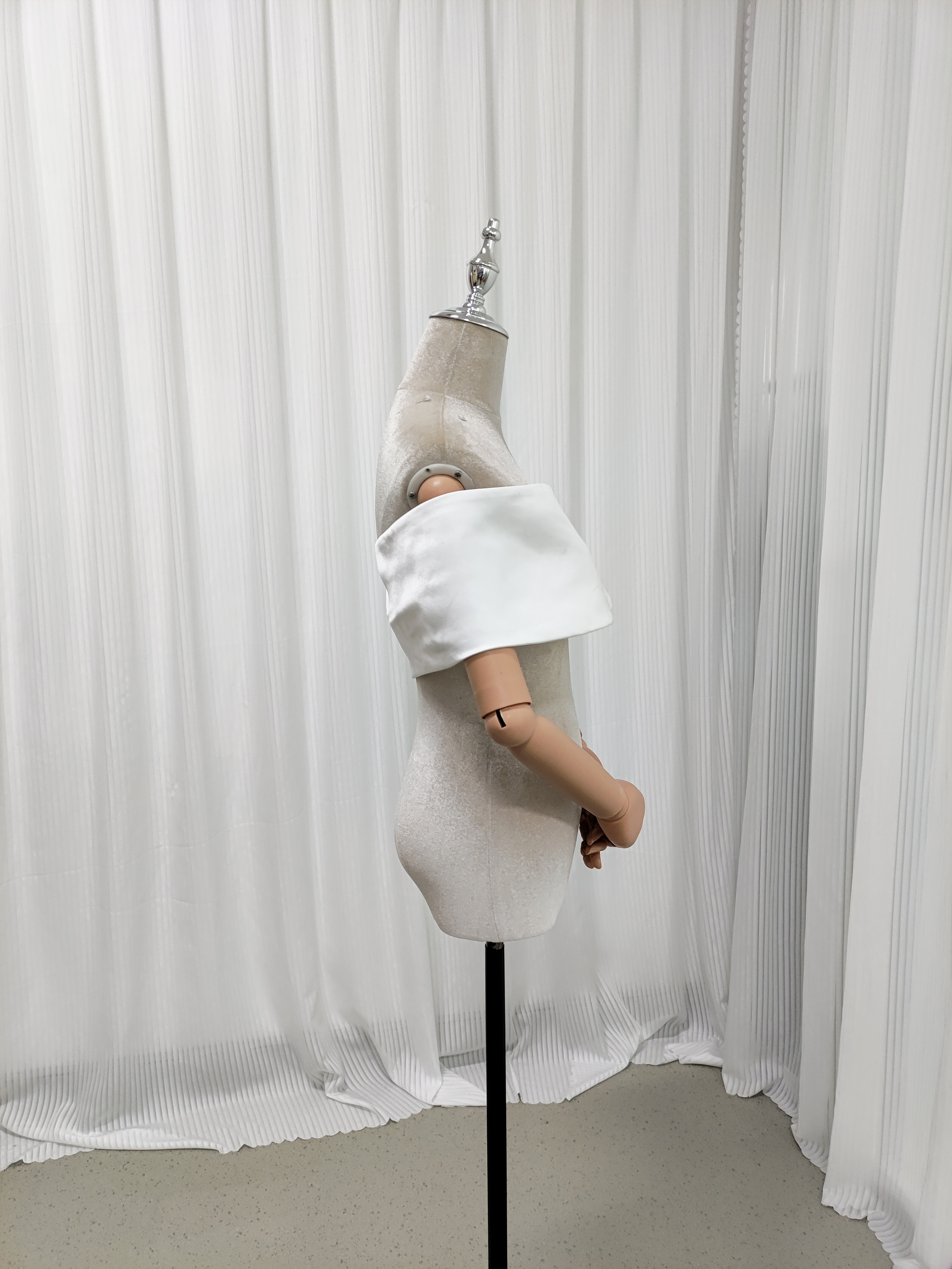 オフショルダー オフホワイト くるみボタン 光沢サテン 花嫁/ウェディングドレス