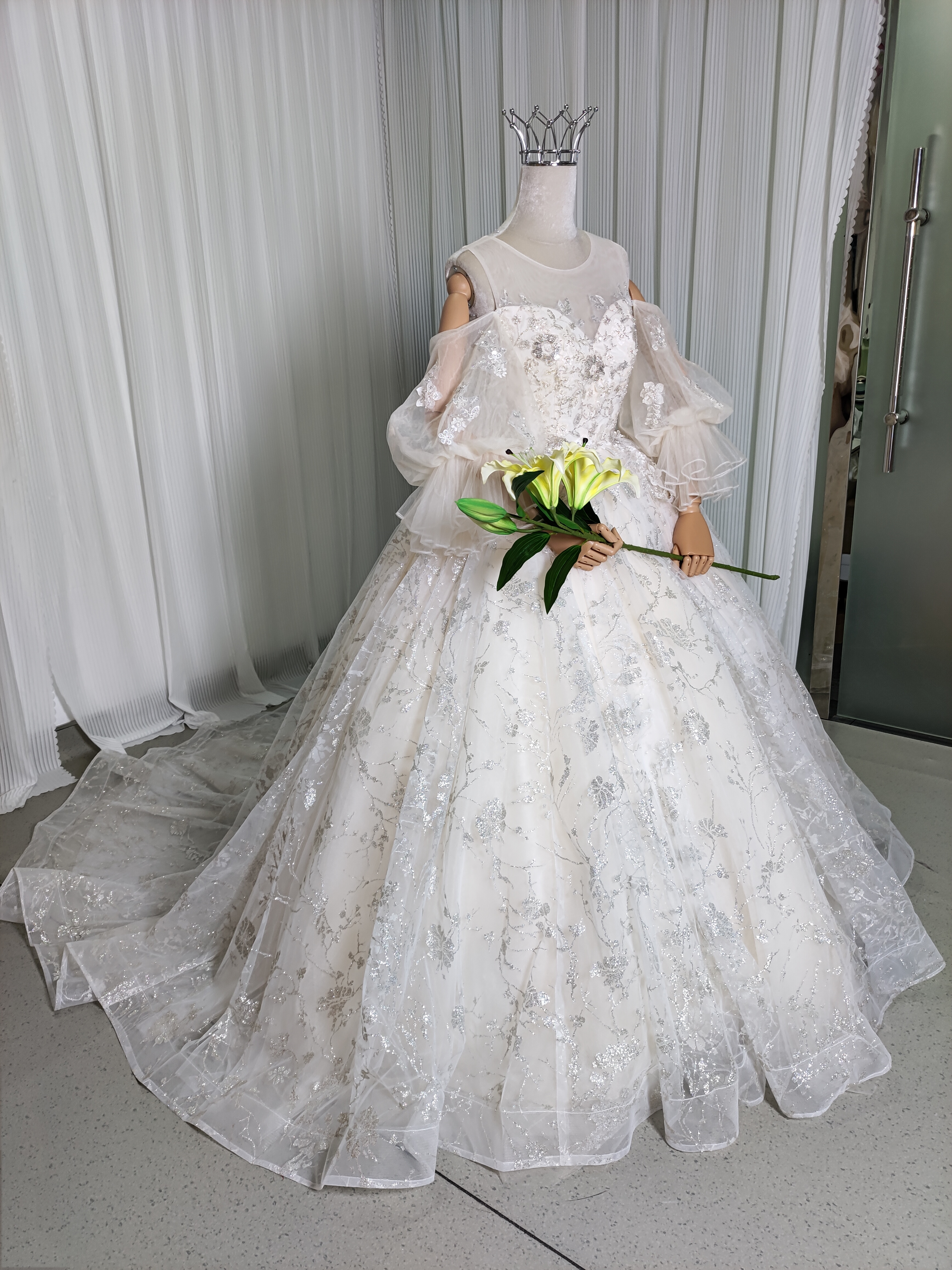 豪華！ウエディングドレス シースルー袖 キラキラスパンコール キラキラ光るレース 抜群のおしゃれ見え 結婚式