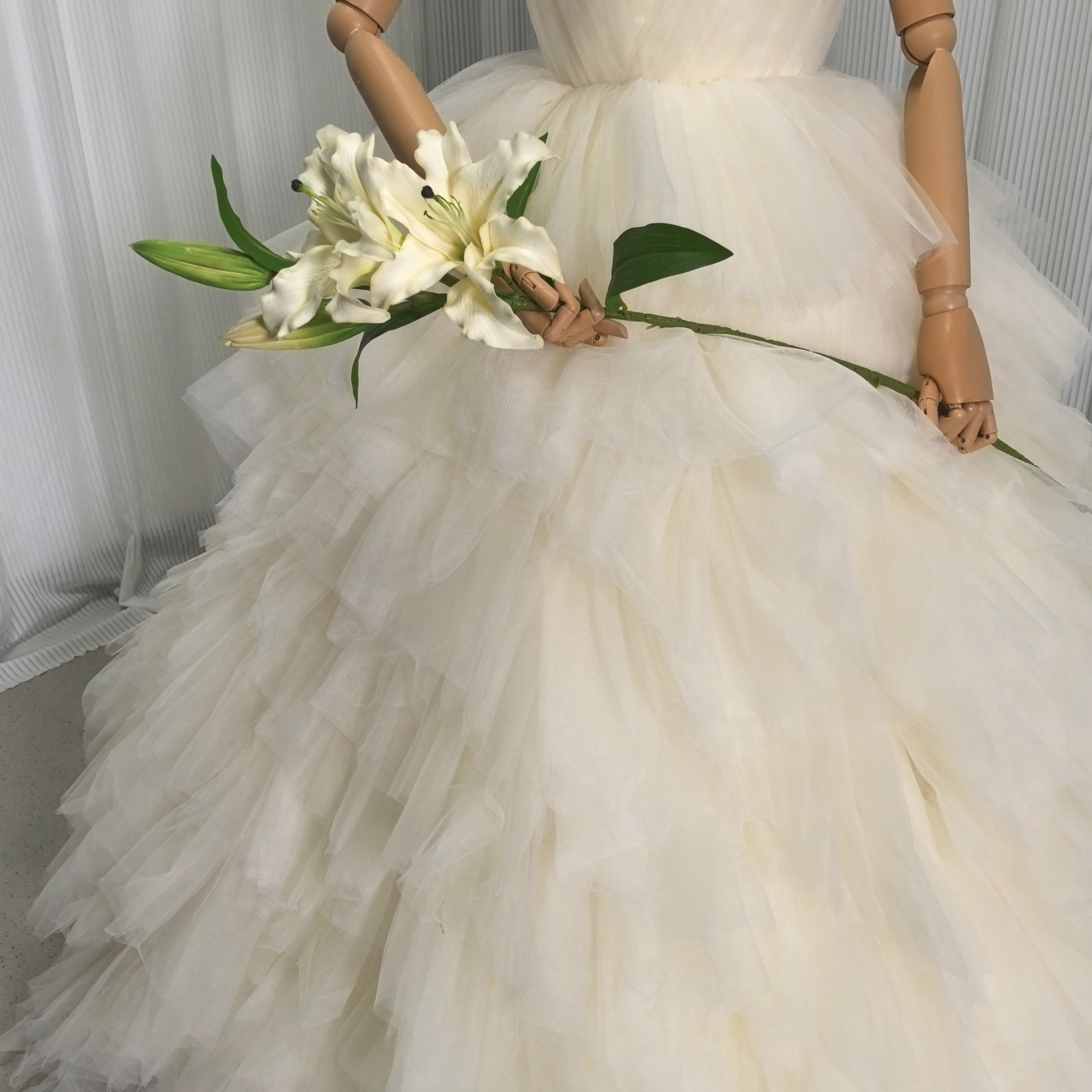 ウエディングドレス パステルイエロー Vネック もこもこドレス プリンセスライン ロング 結婚式 前撮り