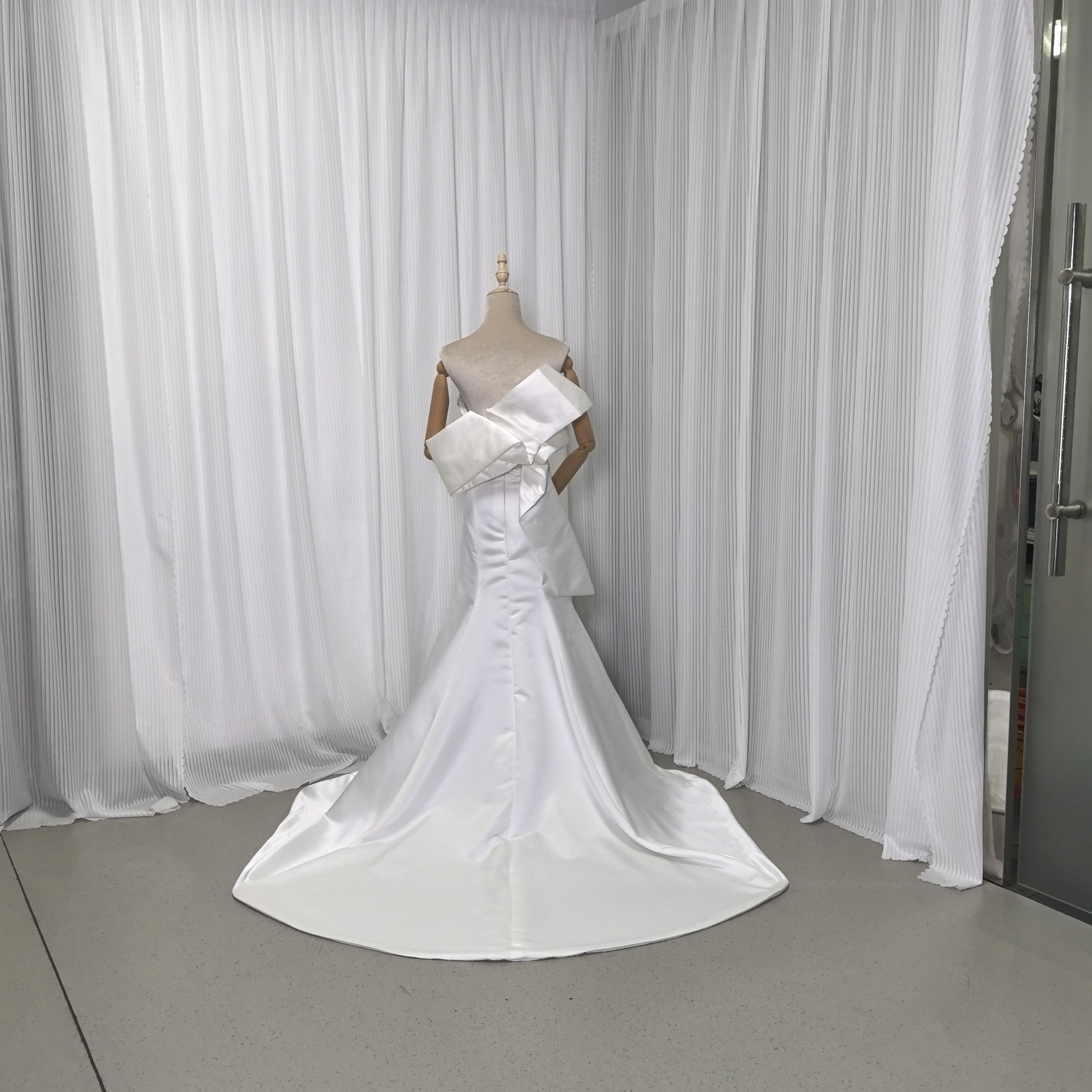 ウェディングドレス アイボリー マーメイドライン 豪華なバックリボン 光沢サテン 結婚式 大人っぽい
